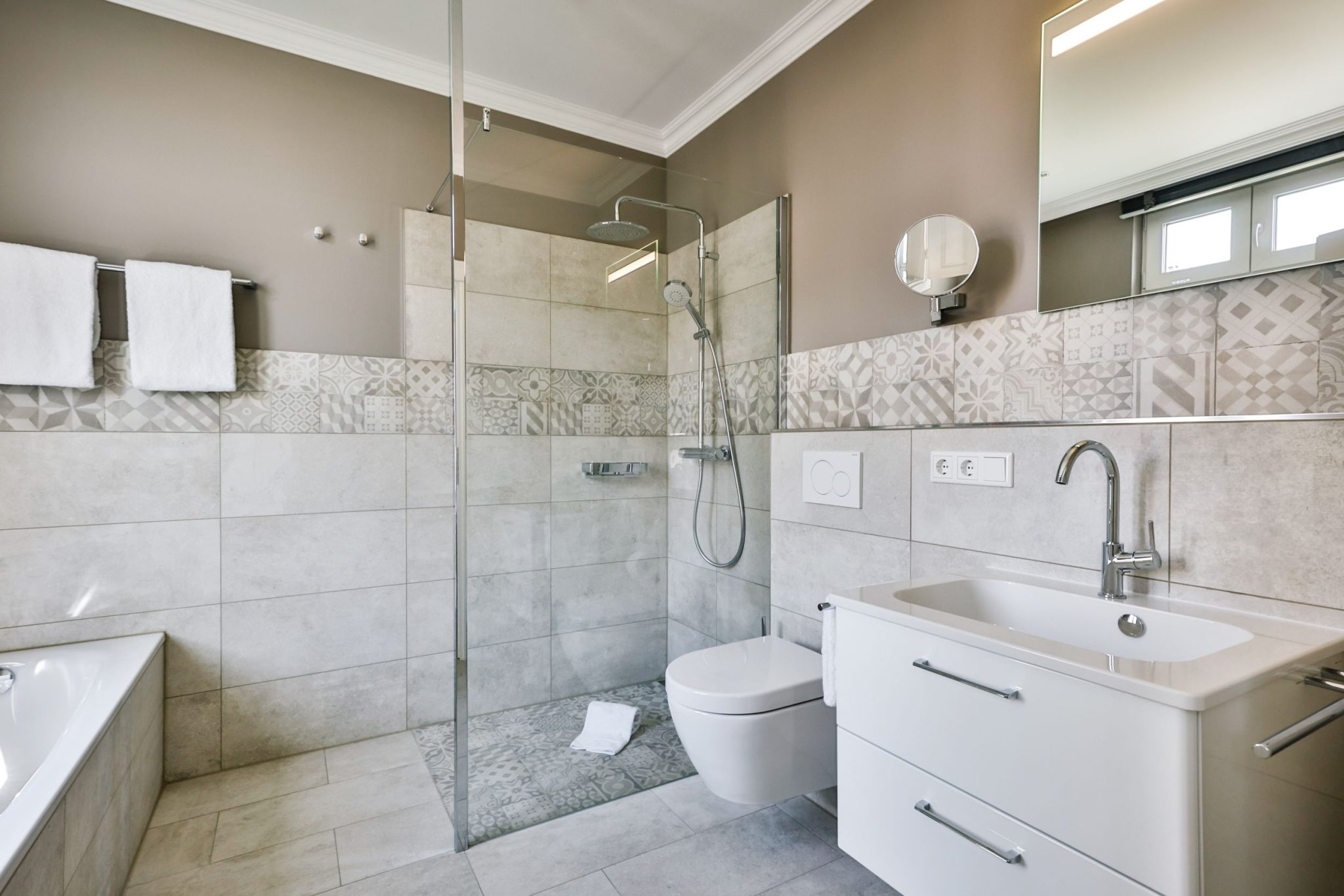 Badezimmer mit Dusche und Badewanne in Ferienwohnung auf Sylt