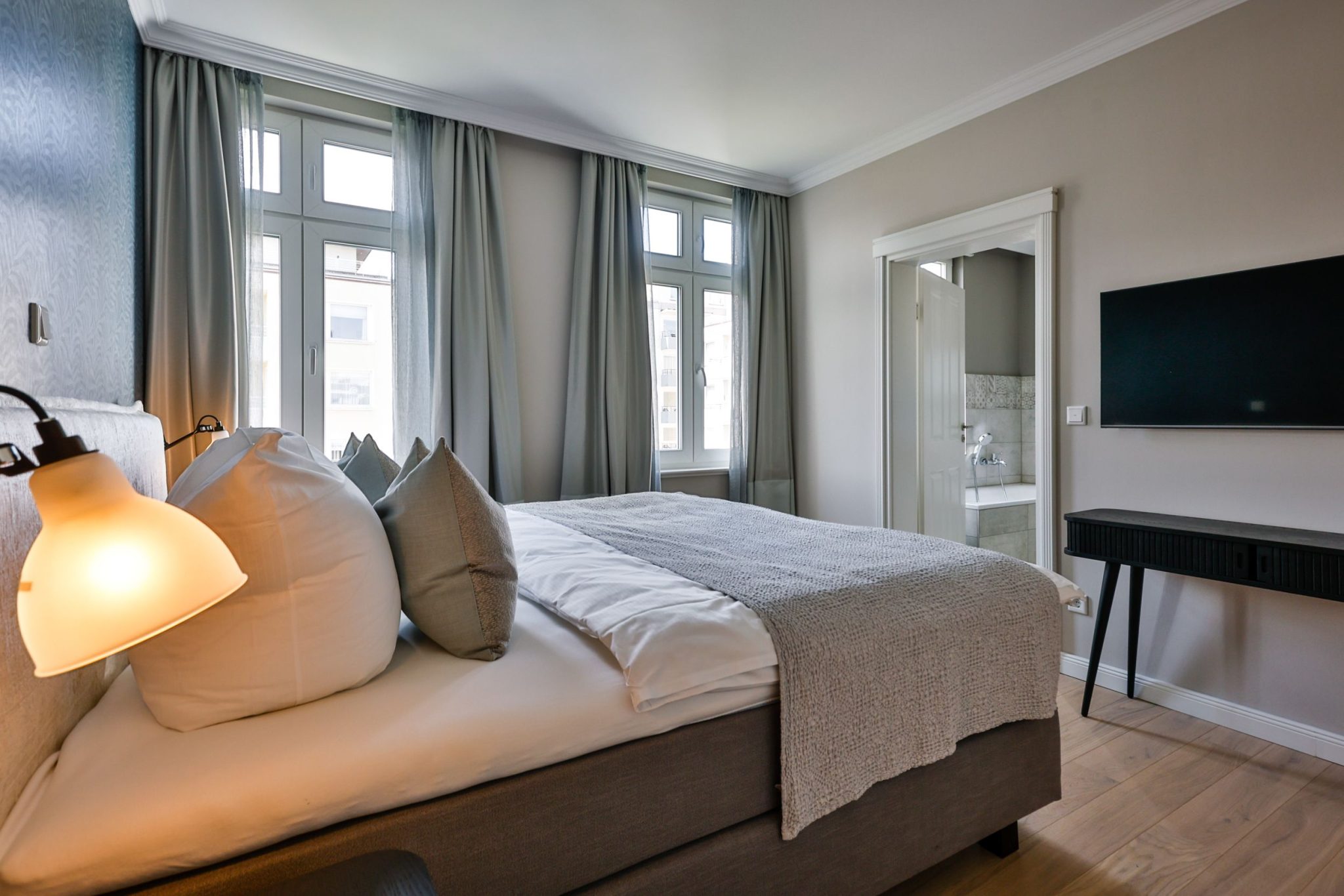Schlafzimmer mit Doppelbett und Fernseher in Ferienwohnung auf Sylt