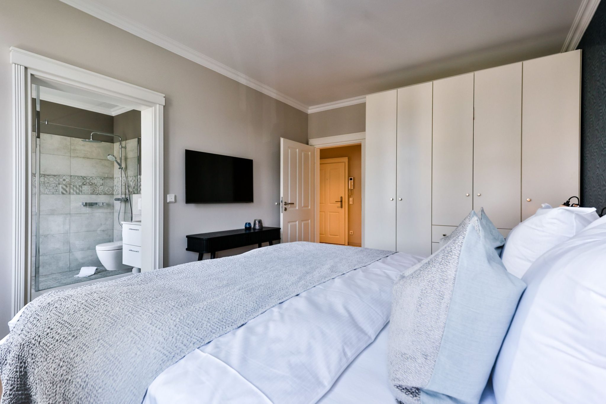 Schlafzimmer mit Doppelbett und Badezimmer in Ferienwohnung auf Sylt