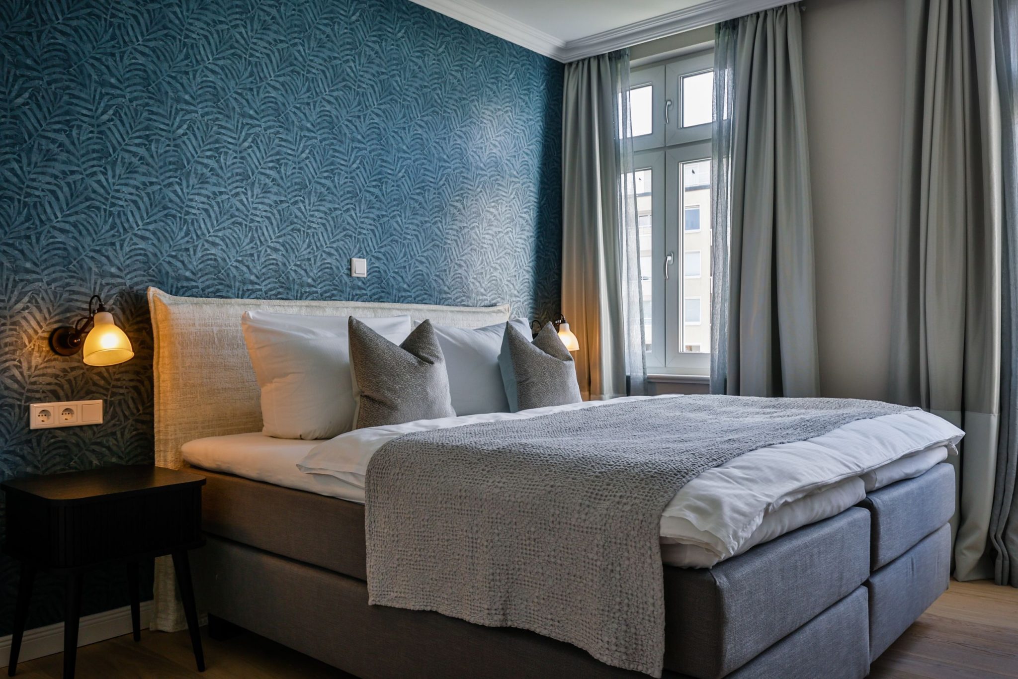 Schlafzimmer mit Doppelbett in Ferienwohnung auf Sylt
