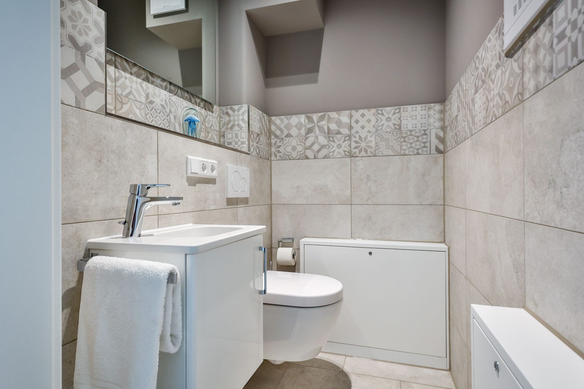 Badezimmer mit Spiegel in Ferienwohnung auf Sylt