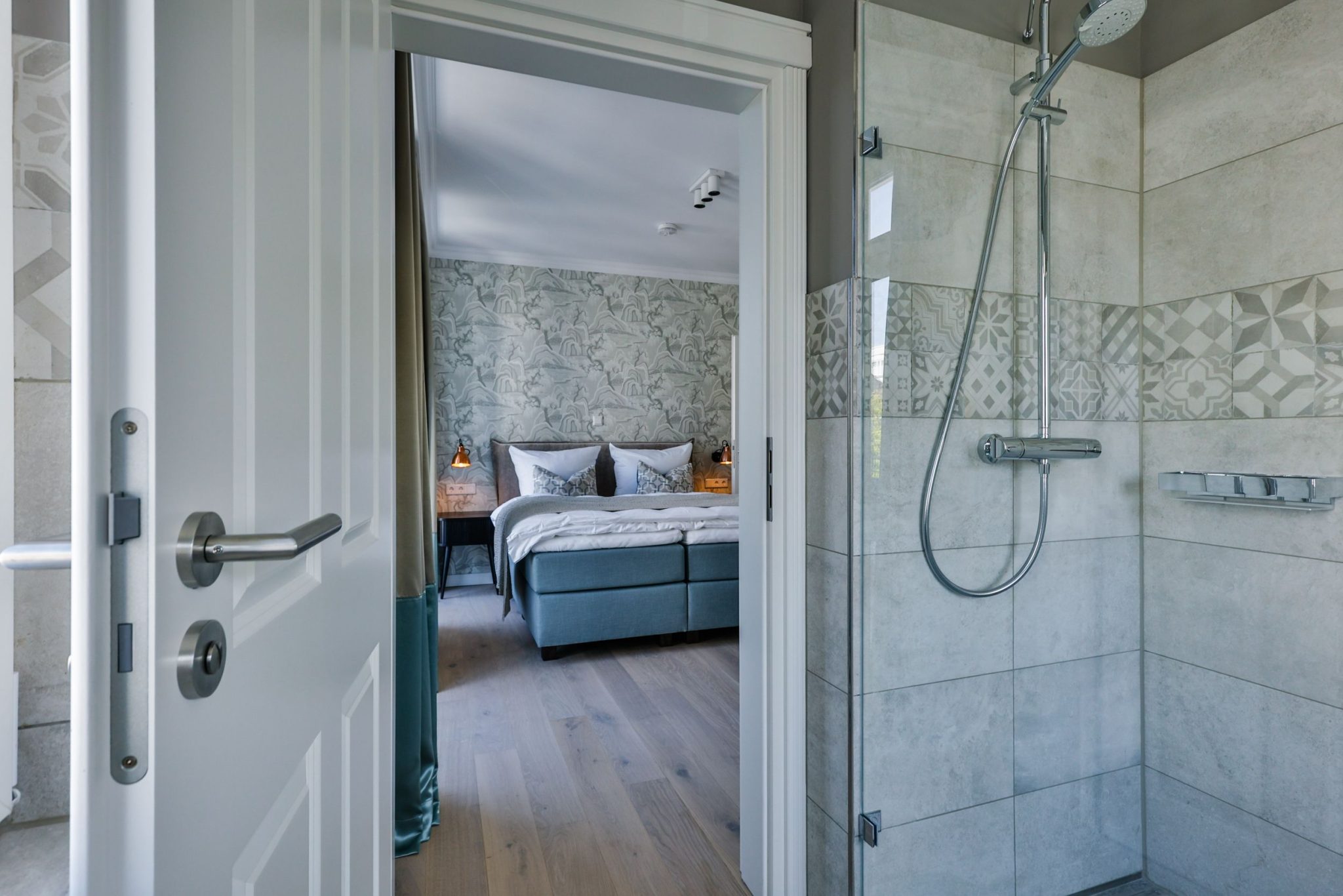 Badezimmer mit Dusche und Doppelbett in Ferienwohnung auf Sylt