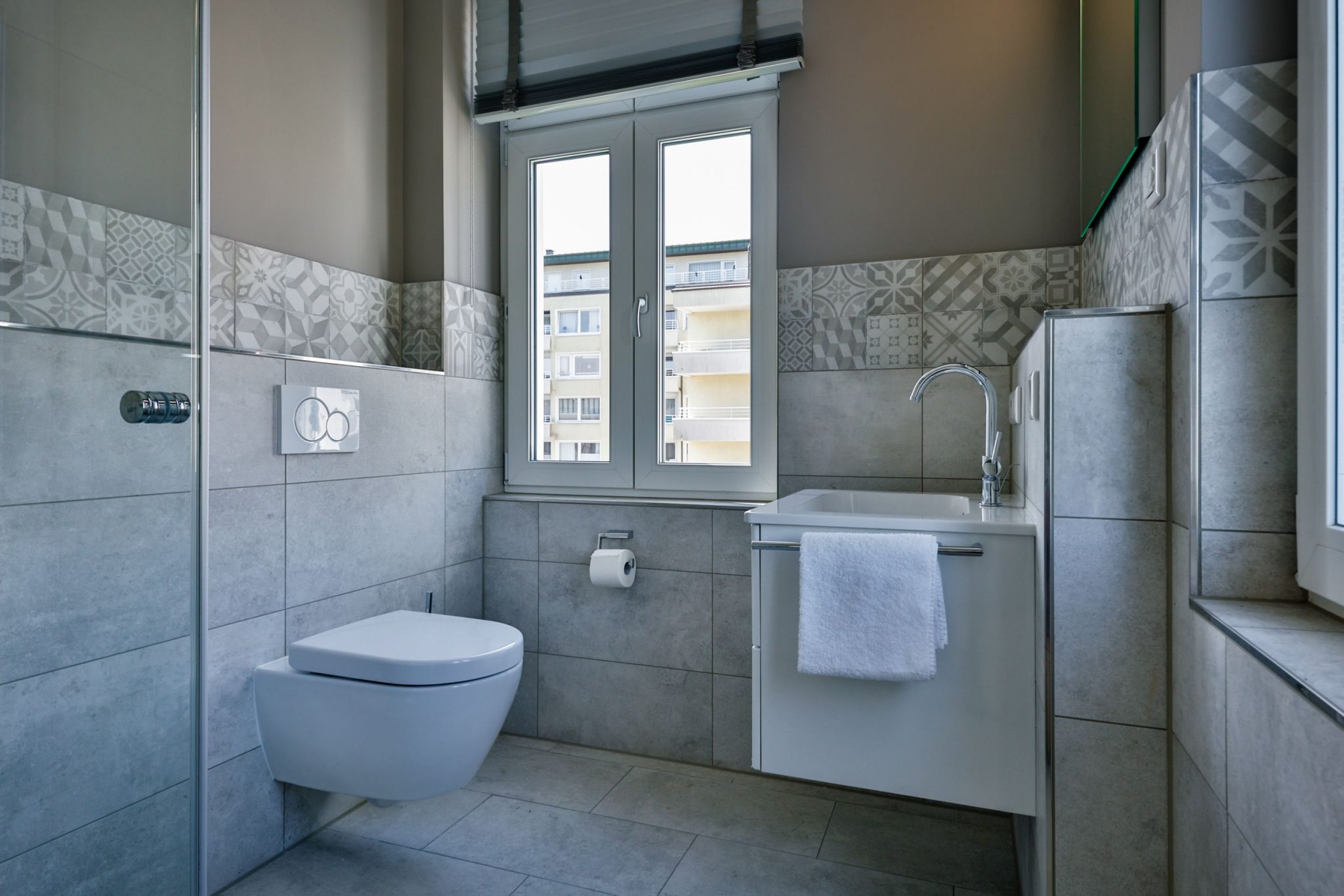 Badezimmer mit Fenster in Ferienwohnung auf Sylt