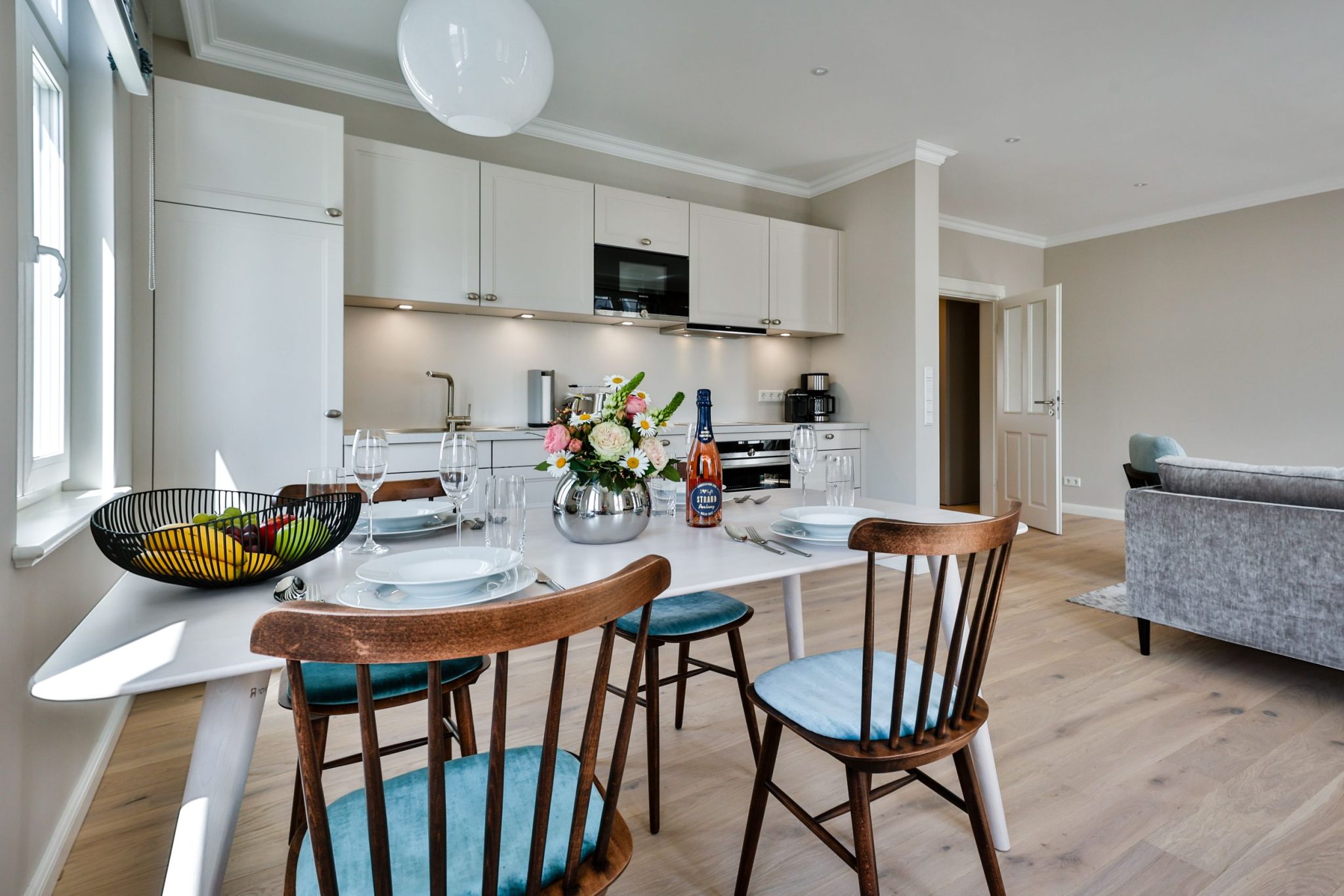 Küche und Esstisch in Ferienwohnung auf Sylt