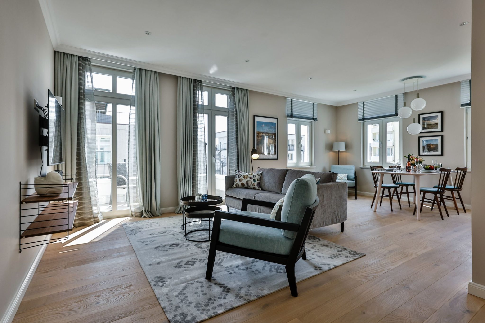 Sofa und Essbereich mit Fernseher in Ferienwohnung auf Sylt