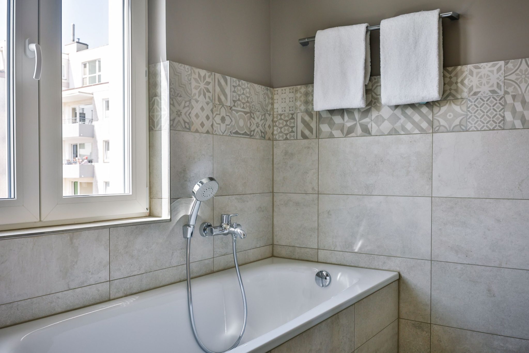 Badezimmer mit Badewanne in Ferienwohnung auf Sylt