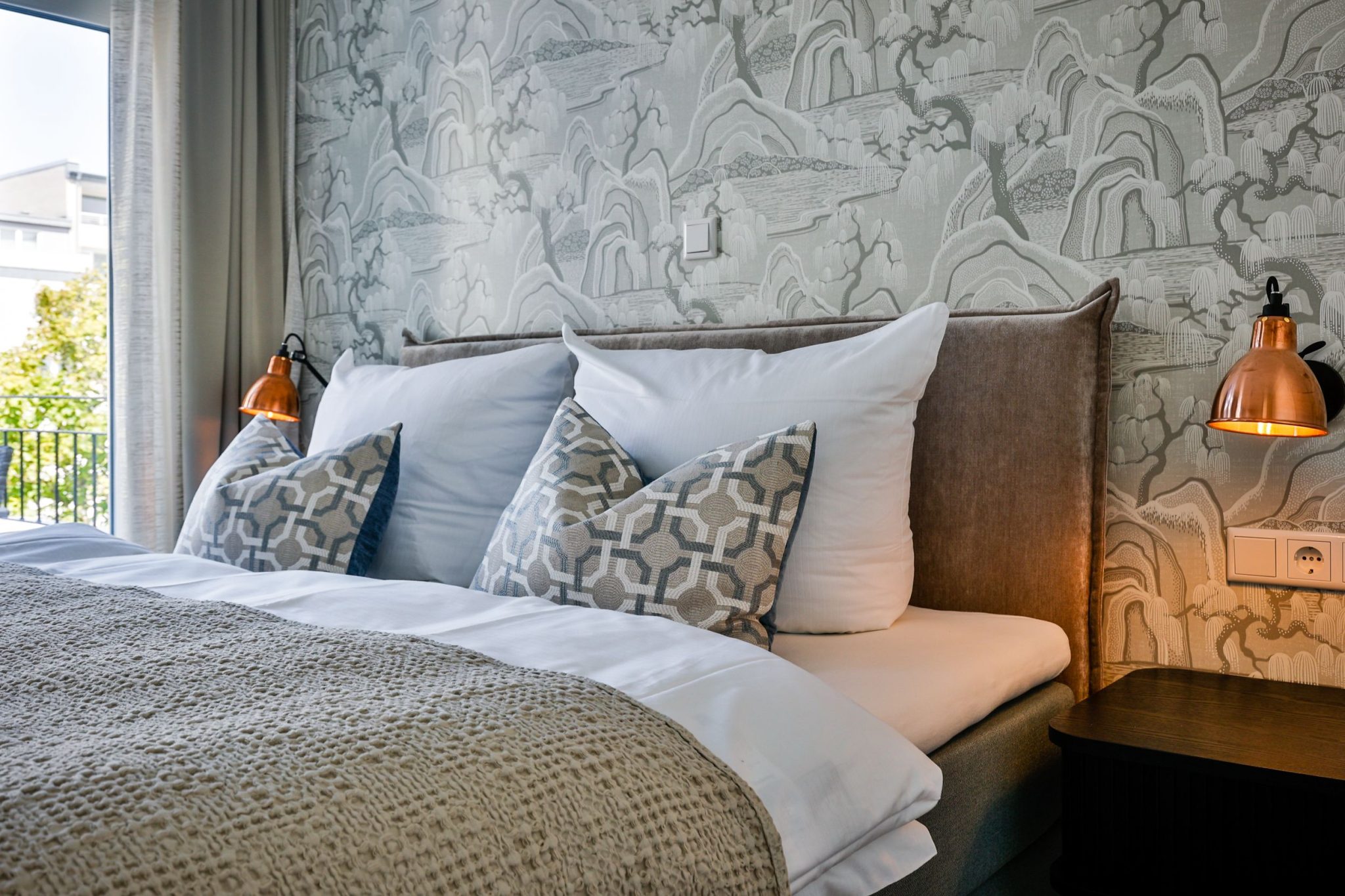 Schlafzimmer mit Doppelbett und Nachttisch in Ferienwohnung auf Sylt