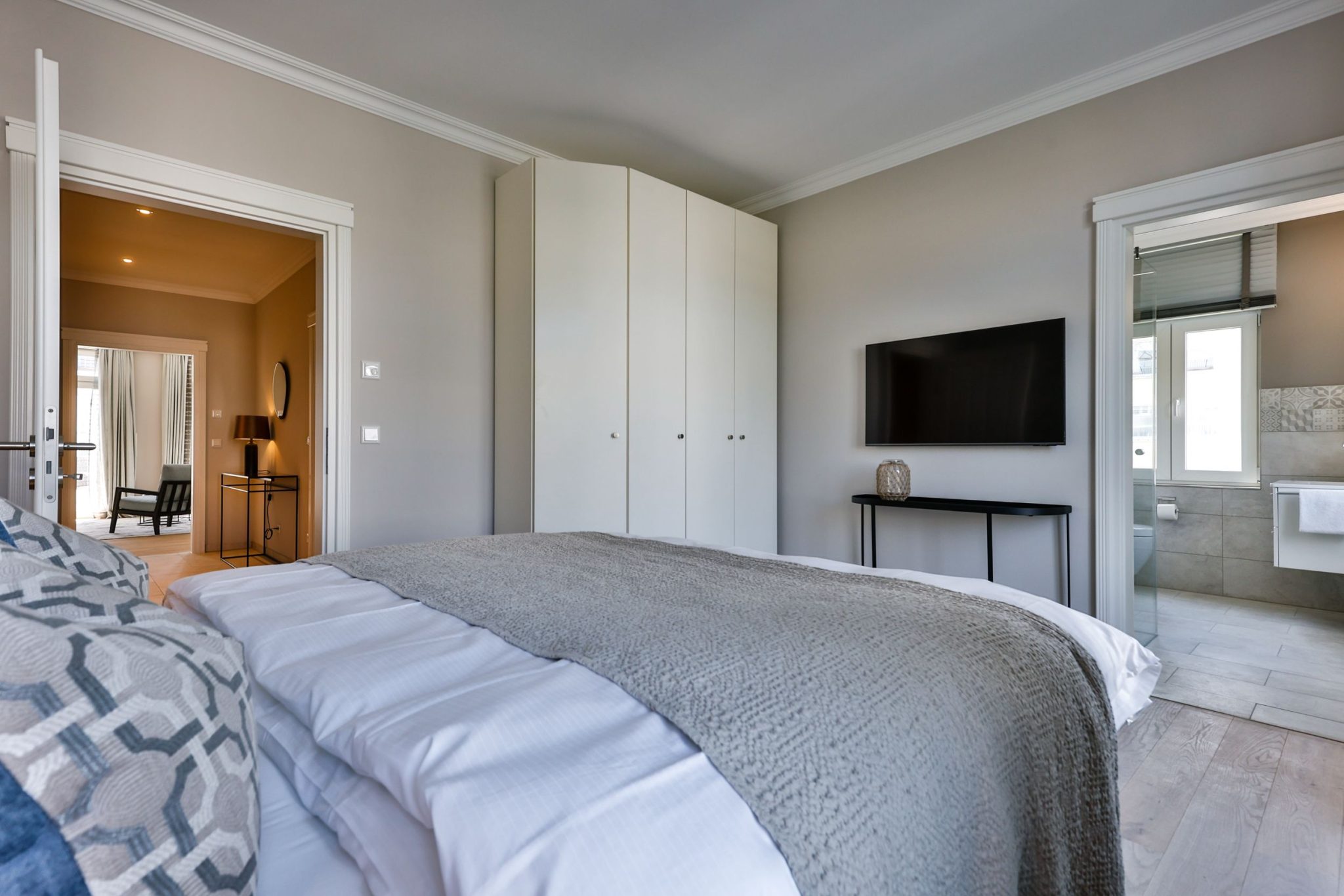 Schlafzimmer mit Fernseher und Doppelbett in Ferienwohnung auf Sylt