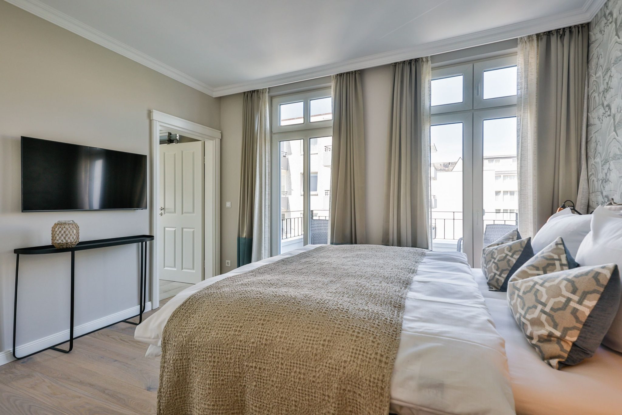 Schlafzimmer mit Fernseher und Doppelbett in Ferienwohnung auf Sylt