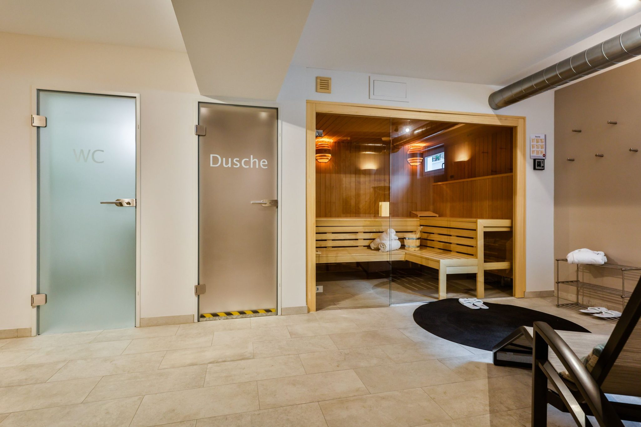Wellnessbereich mit Sauna und Dusche für Ferienwohnungen auf Sylt