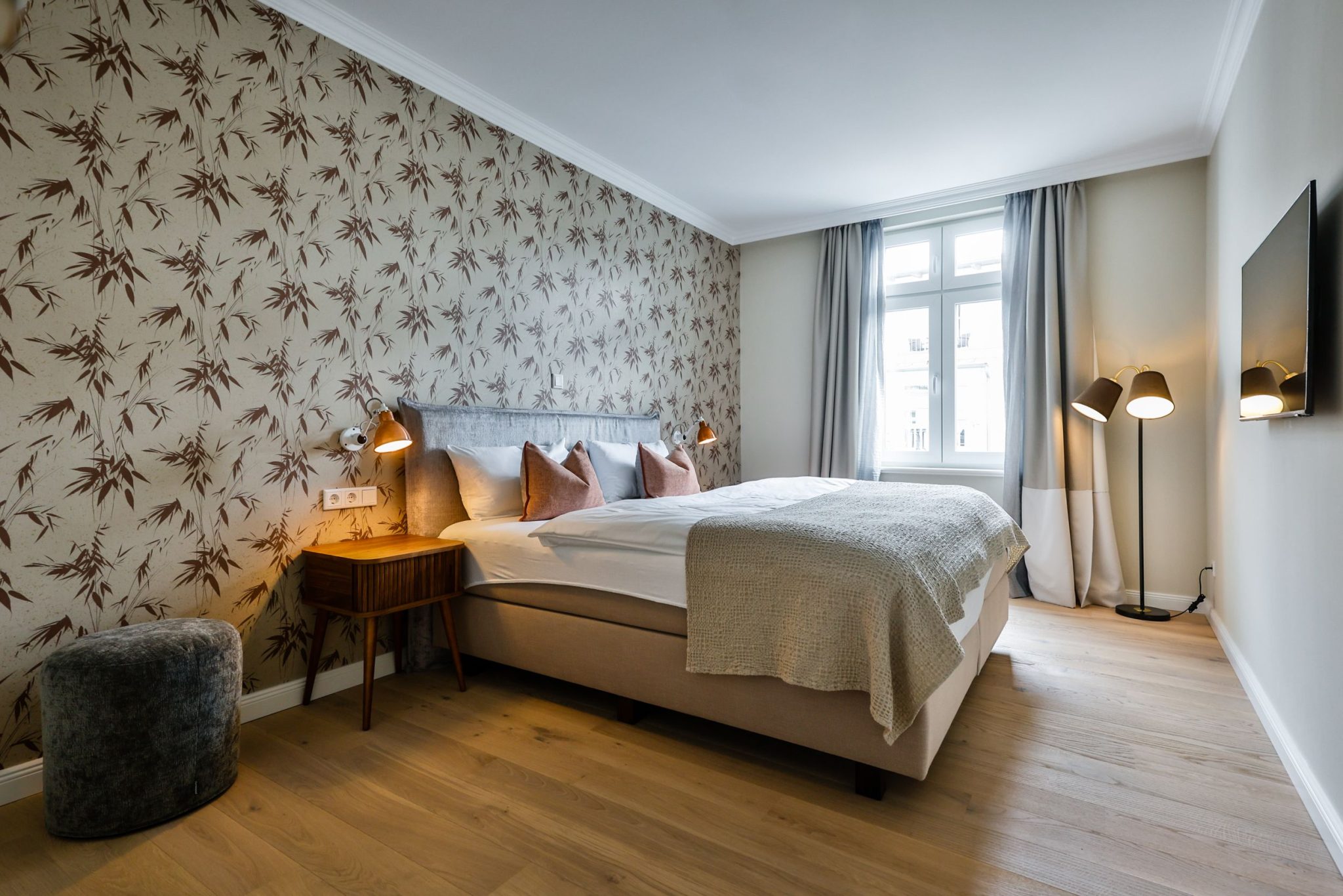 Schlafzimmer mit Doppelbett und Fernseher in Ferienwohnung auf Sylt