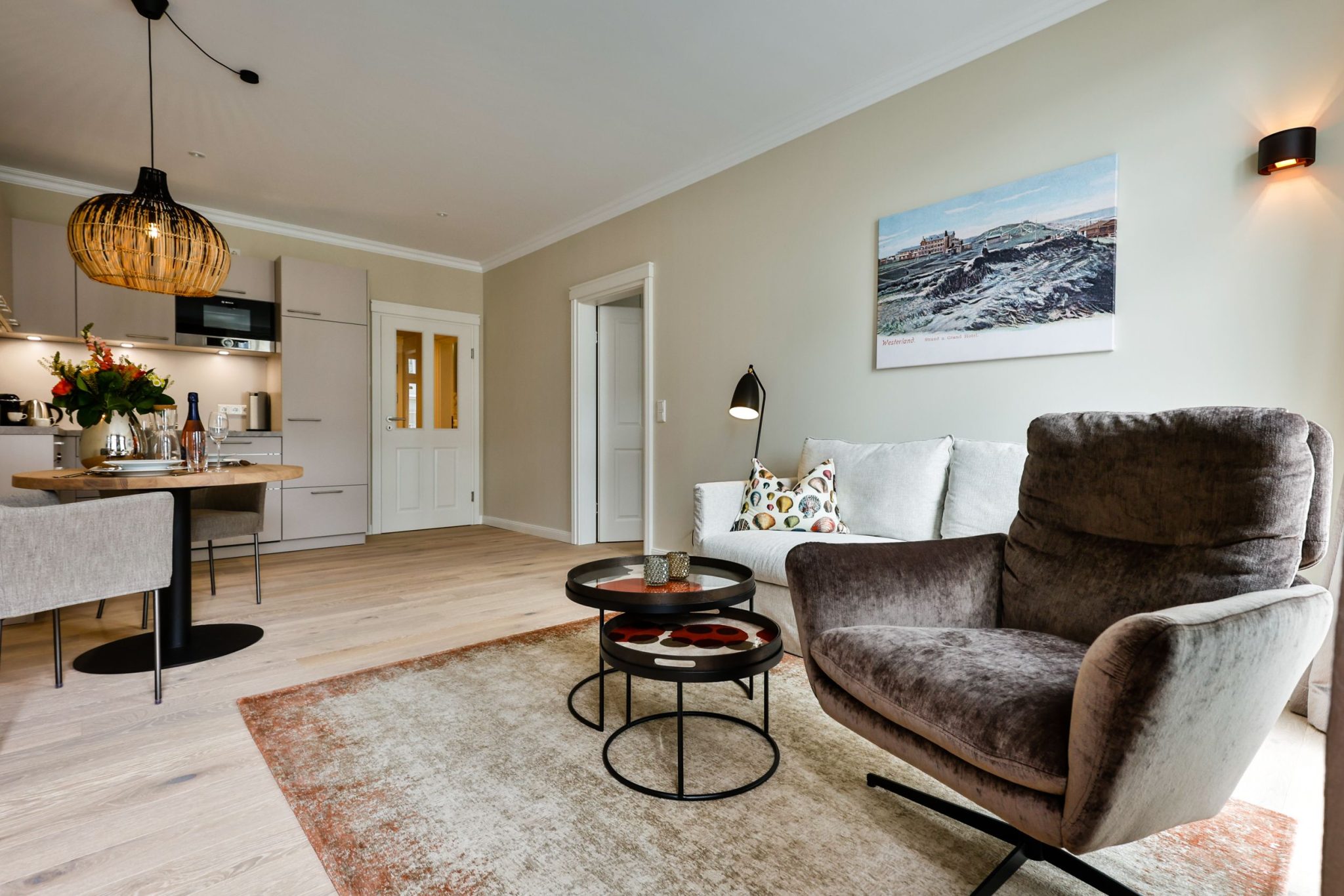 Wohnzimmer mit Sofa in Ferienwohnung auf Sylt