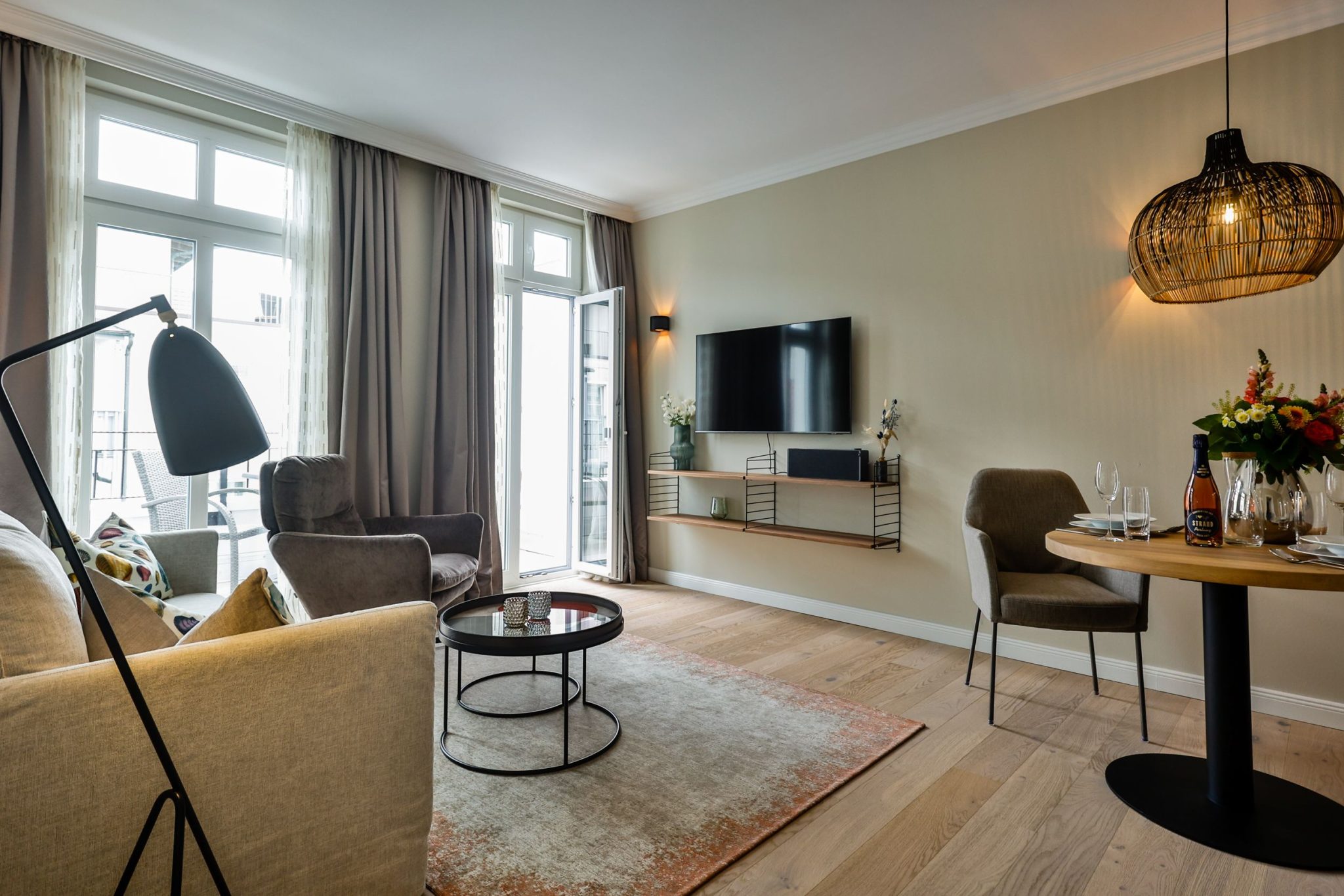 Wohnzimmer mit Fernseher in Ferienwohnung auf Sylt