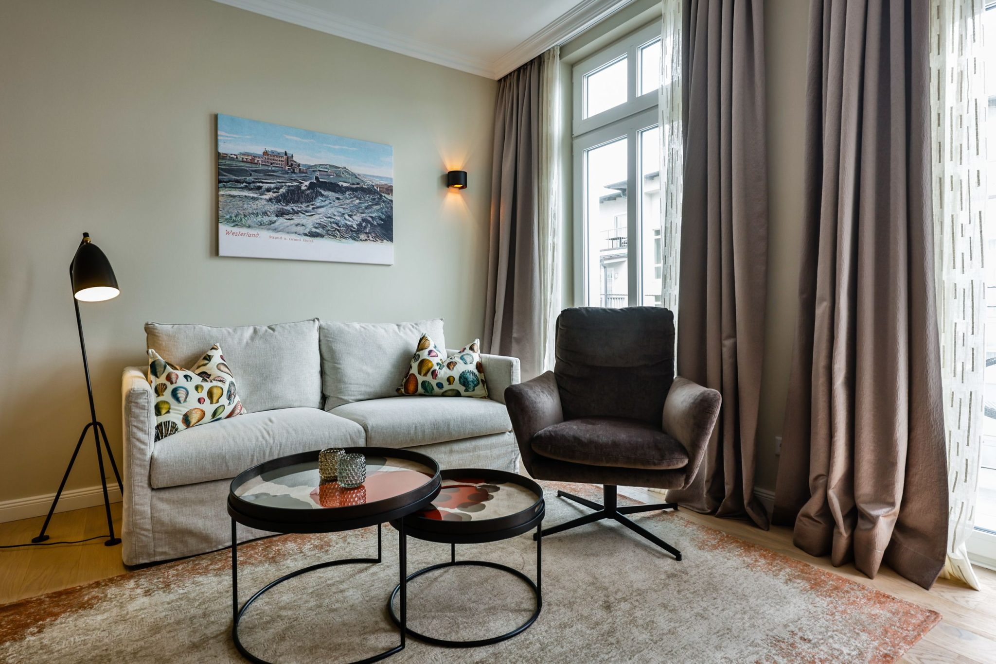Wohnzimmer mit Sofa in Ferienwohnung auf Sylt