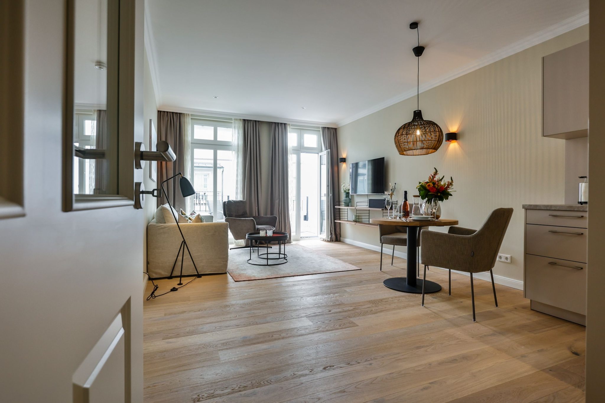 Wohnzimmer mit Fernseher in Ferienwohnung auf Sylt