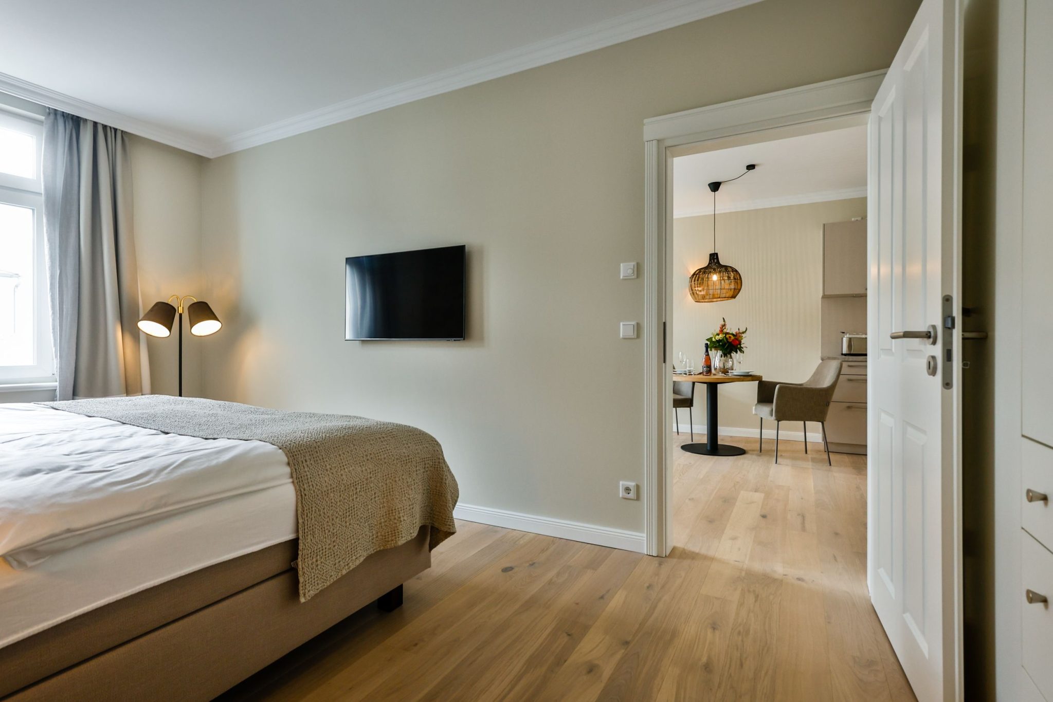 Schlafzimmer mit Fernseher und Doppelbett in Ferienwohnung auf Sylt