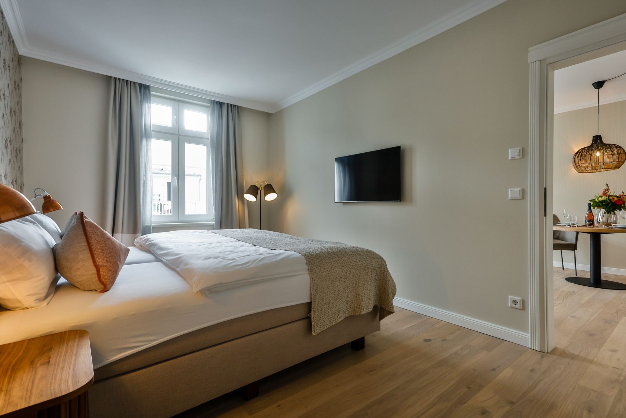 Schlafzimmer mit Doppelbett und Fernseher in Ferienwohnung auf Sylt