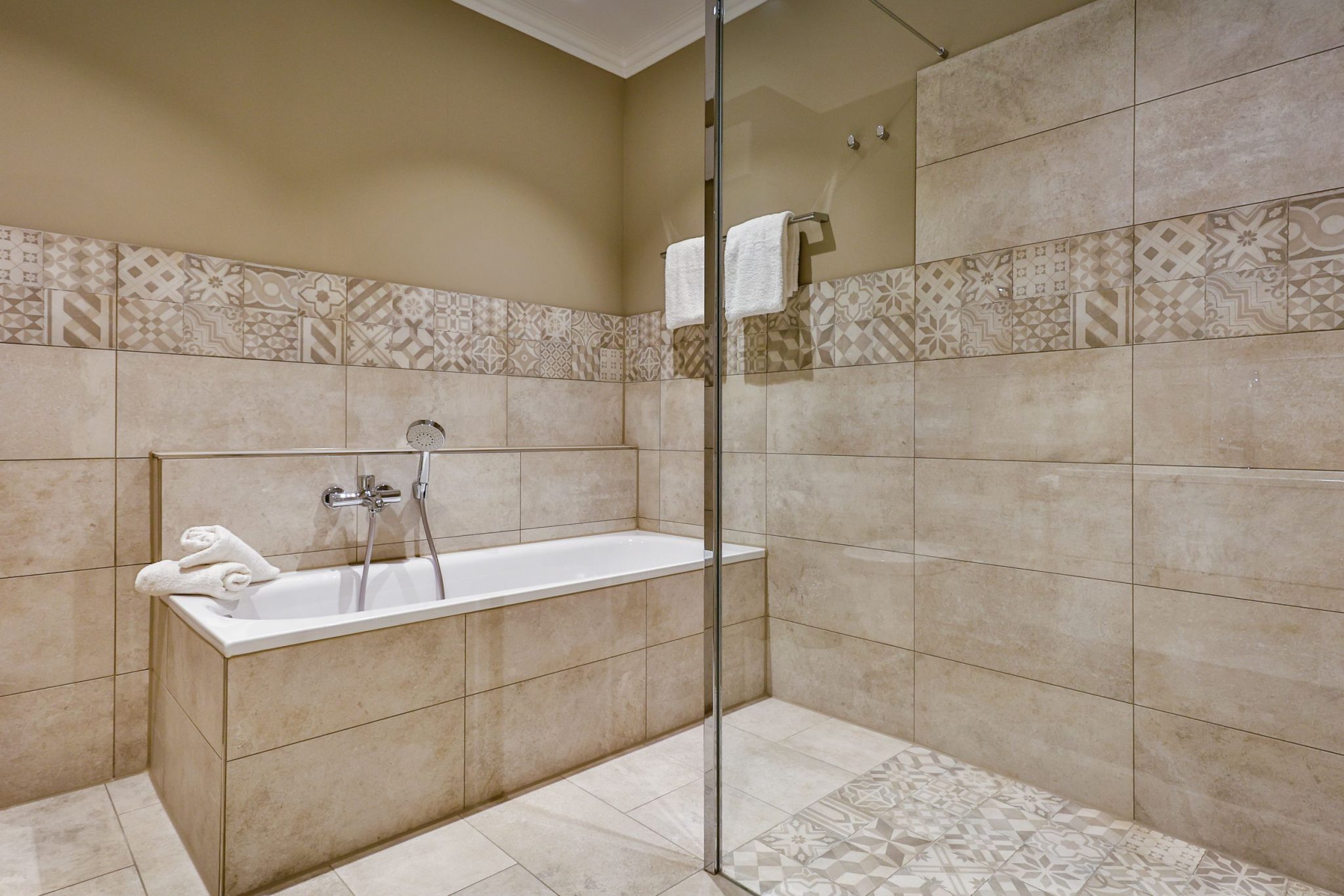 Badezimmer mit Badewanne in Ferienwohnung auf Sylt