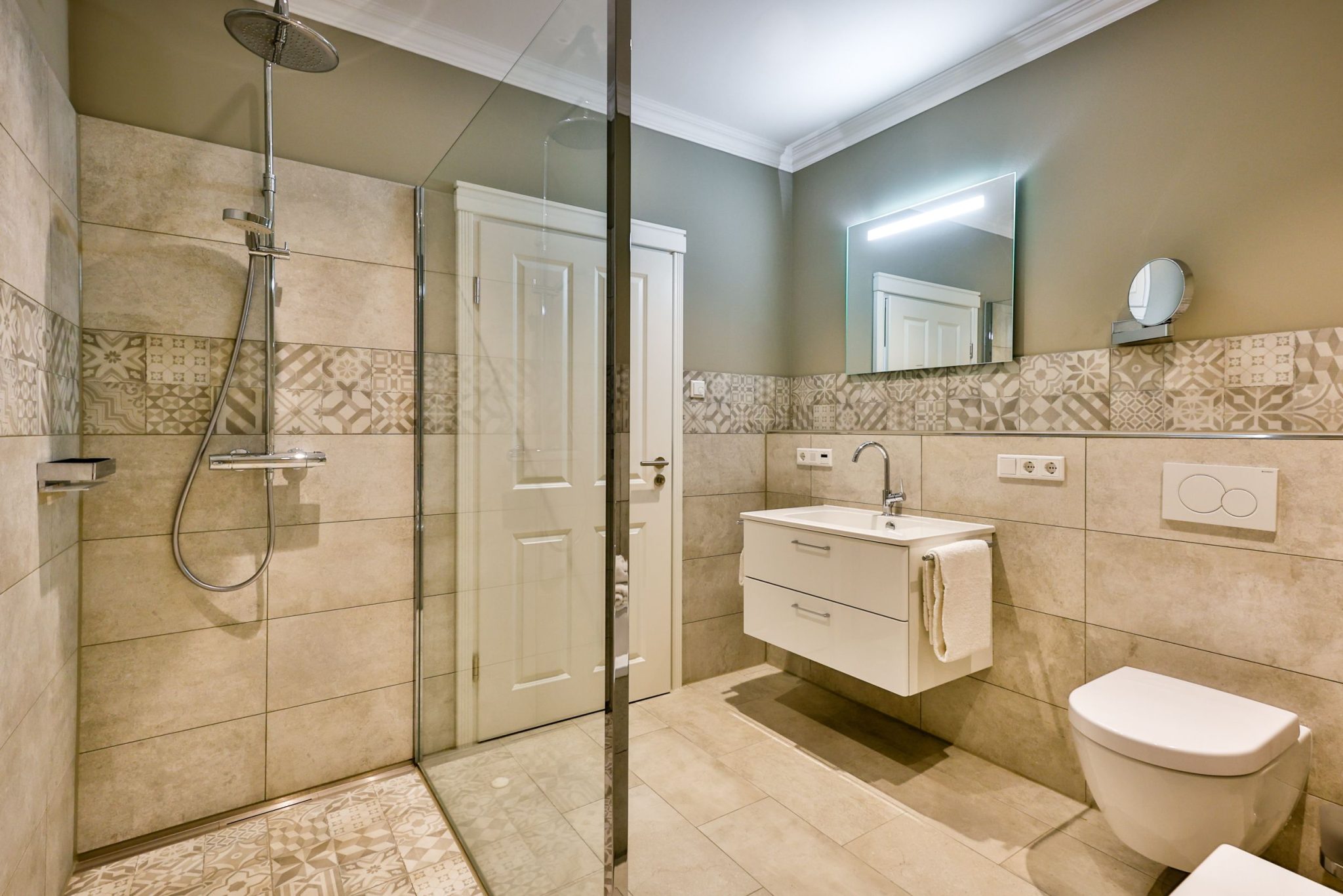 Badezimmer mit Dusche in Ferienwohnung auf Sylt