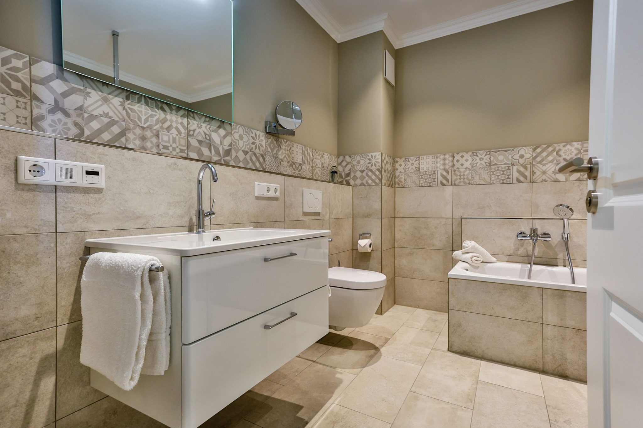 Badezimmer mit Badewanne in Ferienwohnung auf Sylt