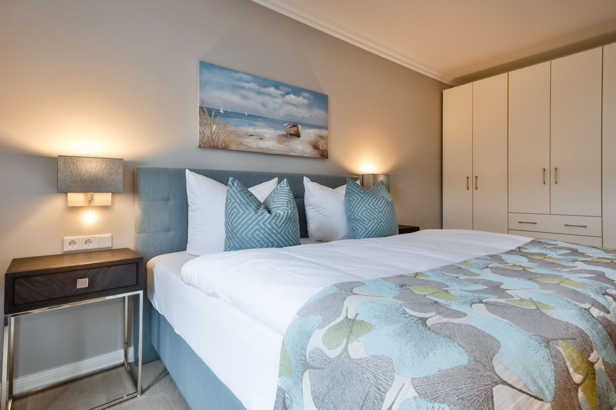 Schlafzimmer mit Doppelbett und Kleiderschrank in Ferienwohnung auf Sylt
