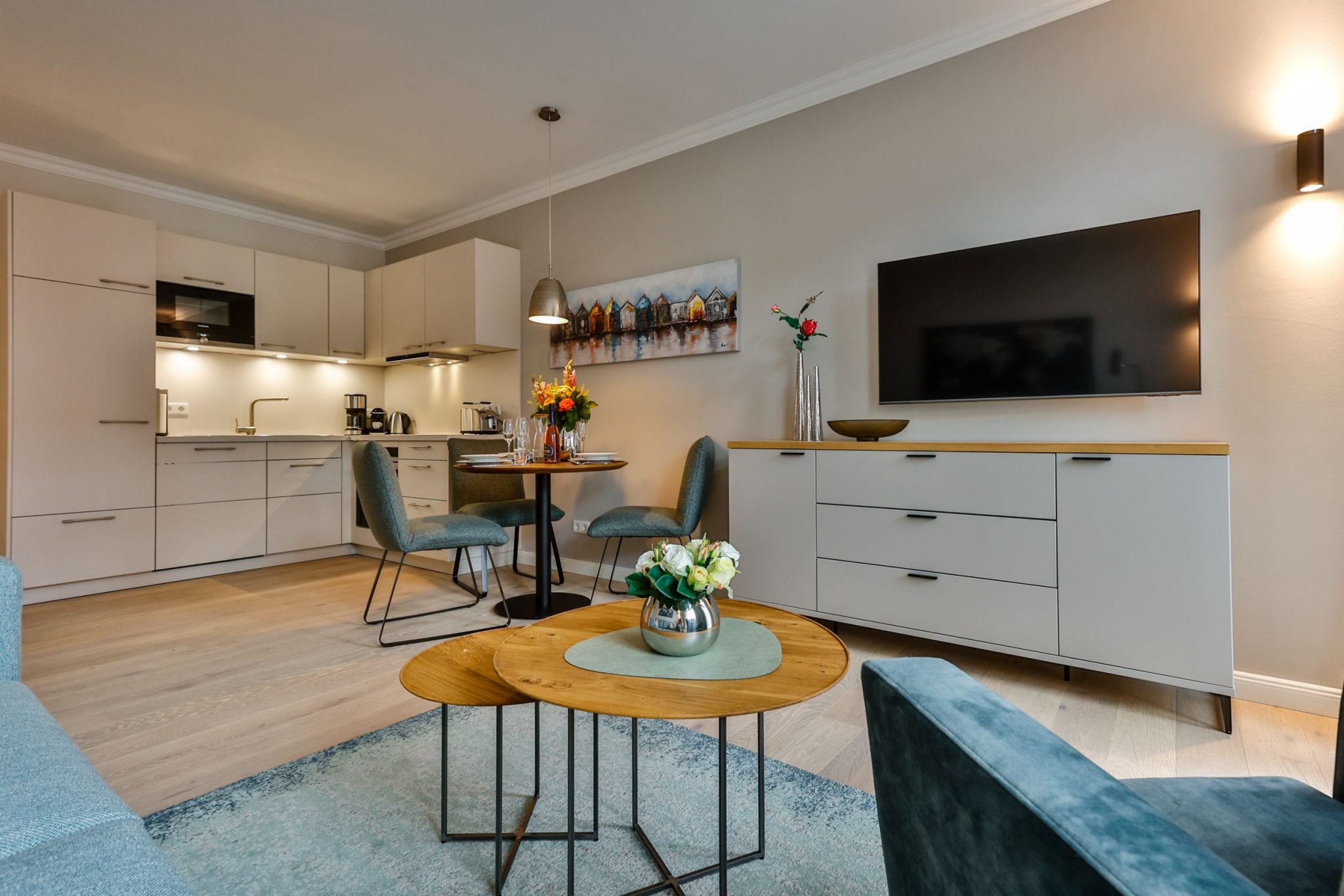 Fernseher und Küche in Ferienwohnung auf Sylt