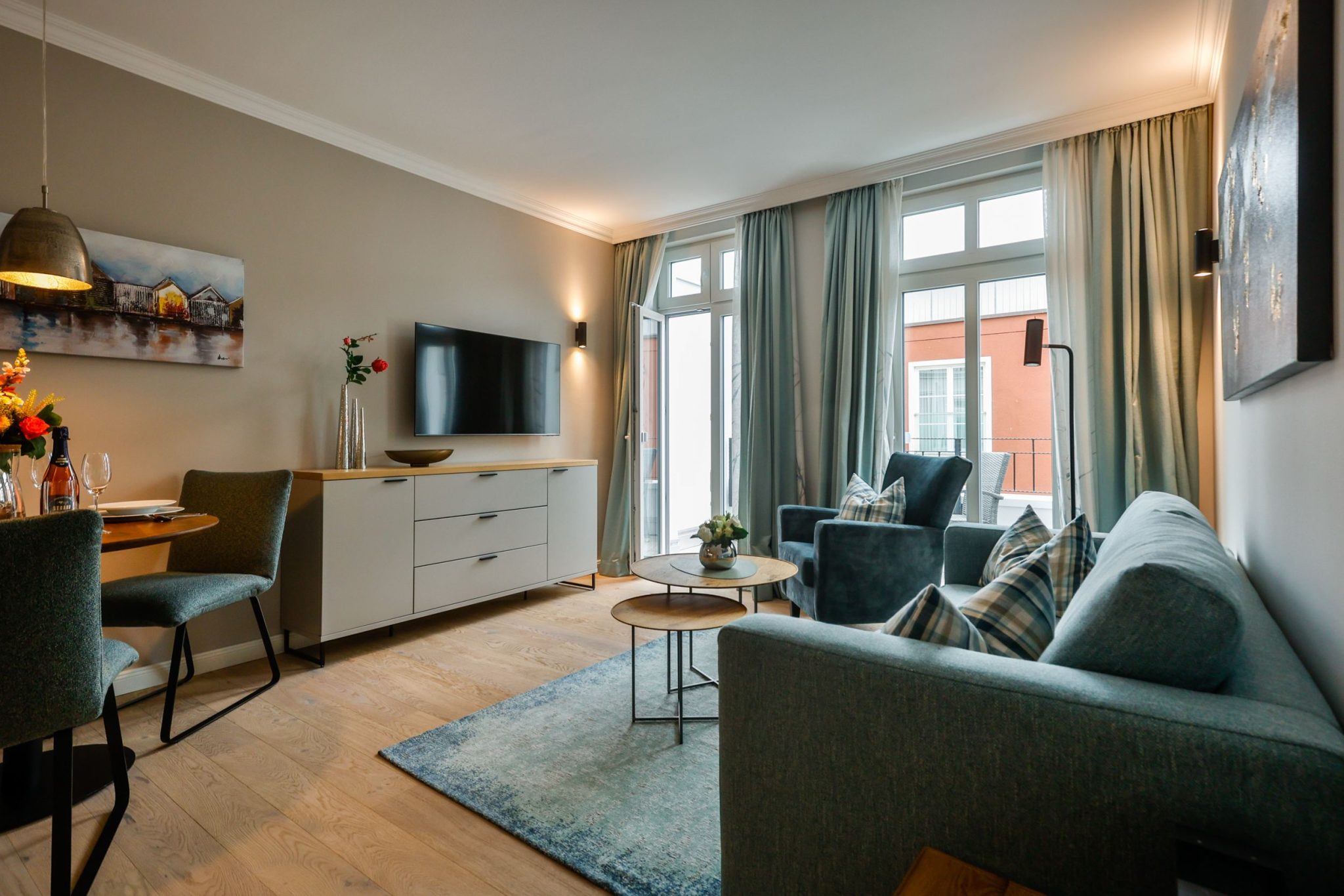 Sofa und Fernseher in Ferienwohnung auf Sylt