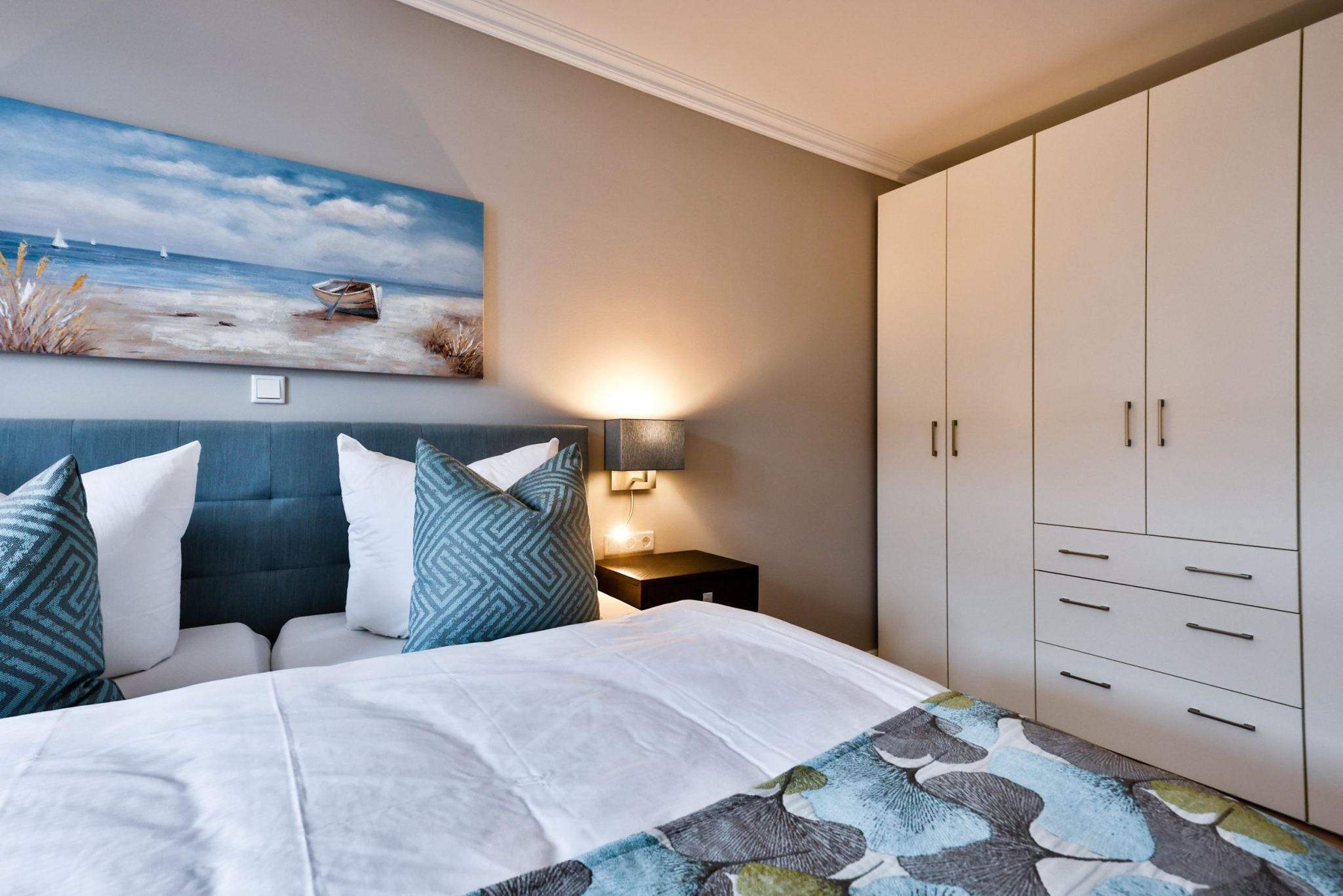 Schrank und Doppelbett in Ferienwohnung auf Sylt