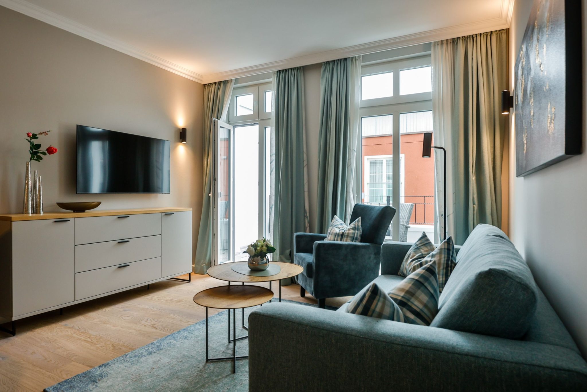 Sofa und Fernseher in Ferienwohnung auf Sylt