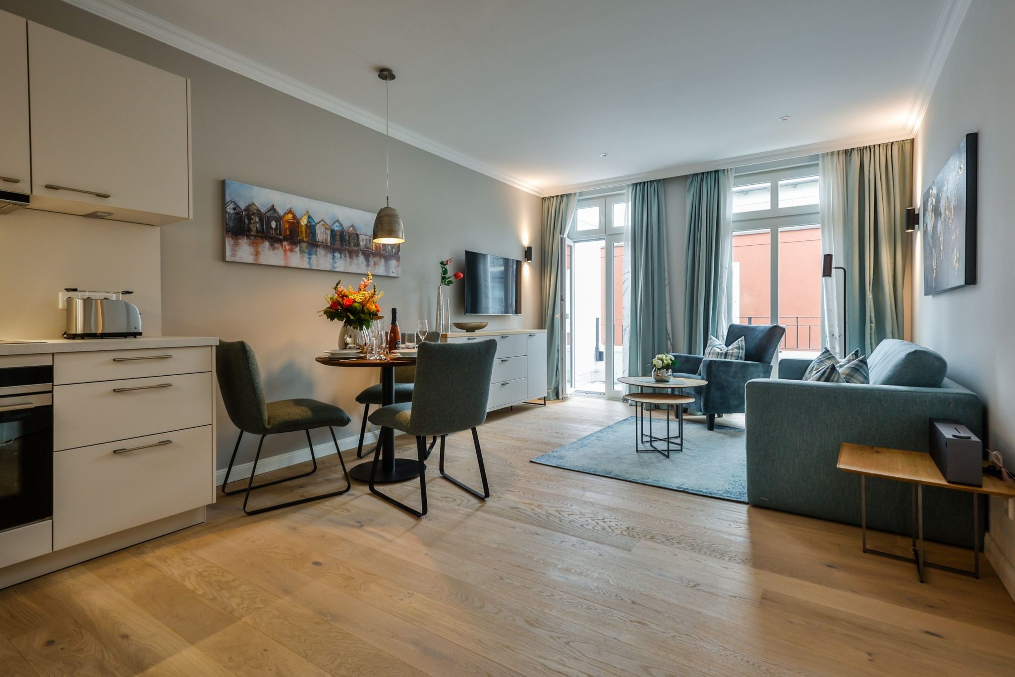 Sofa und Fernseher in Ferienwohnung auf Sylt