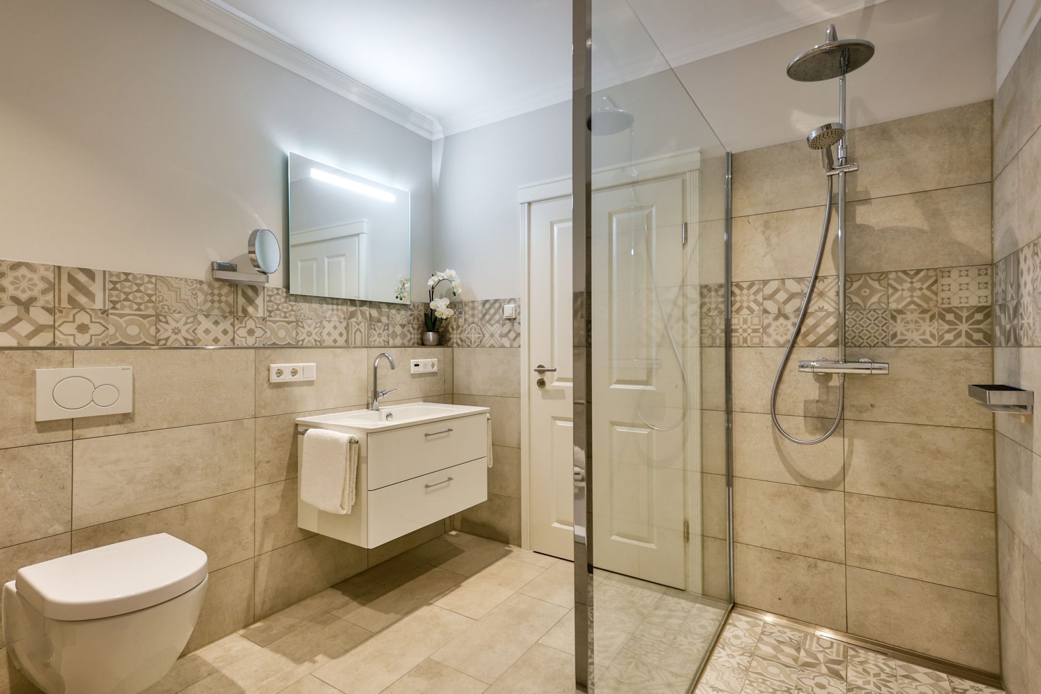Badezimmer mit Dusche in Ferienwohnung auf Sylt