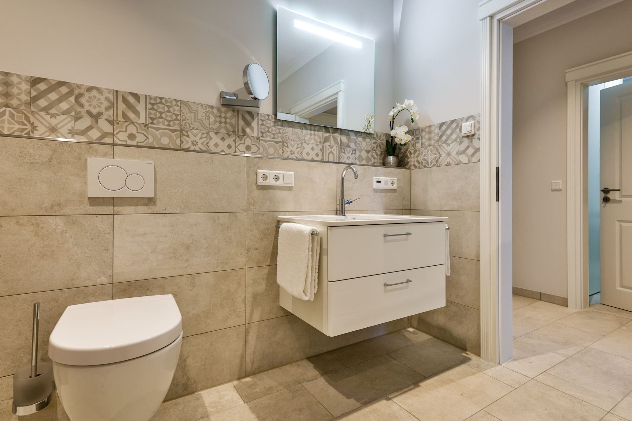 Badezimmer mit Spiegel in Ferienwohnung auf Sylt