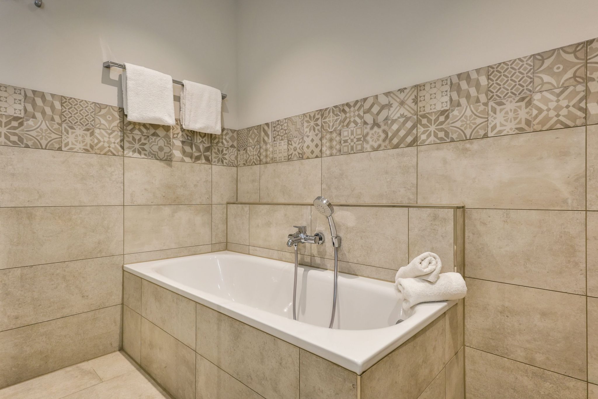 Badezimmer mit Badewanne in Ferienwohnung auf Sylt