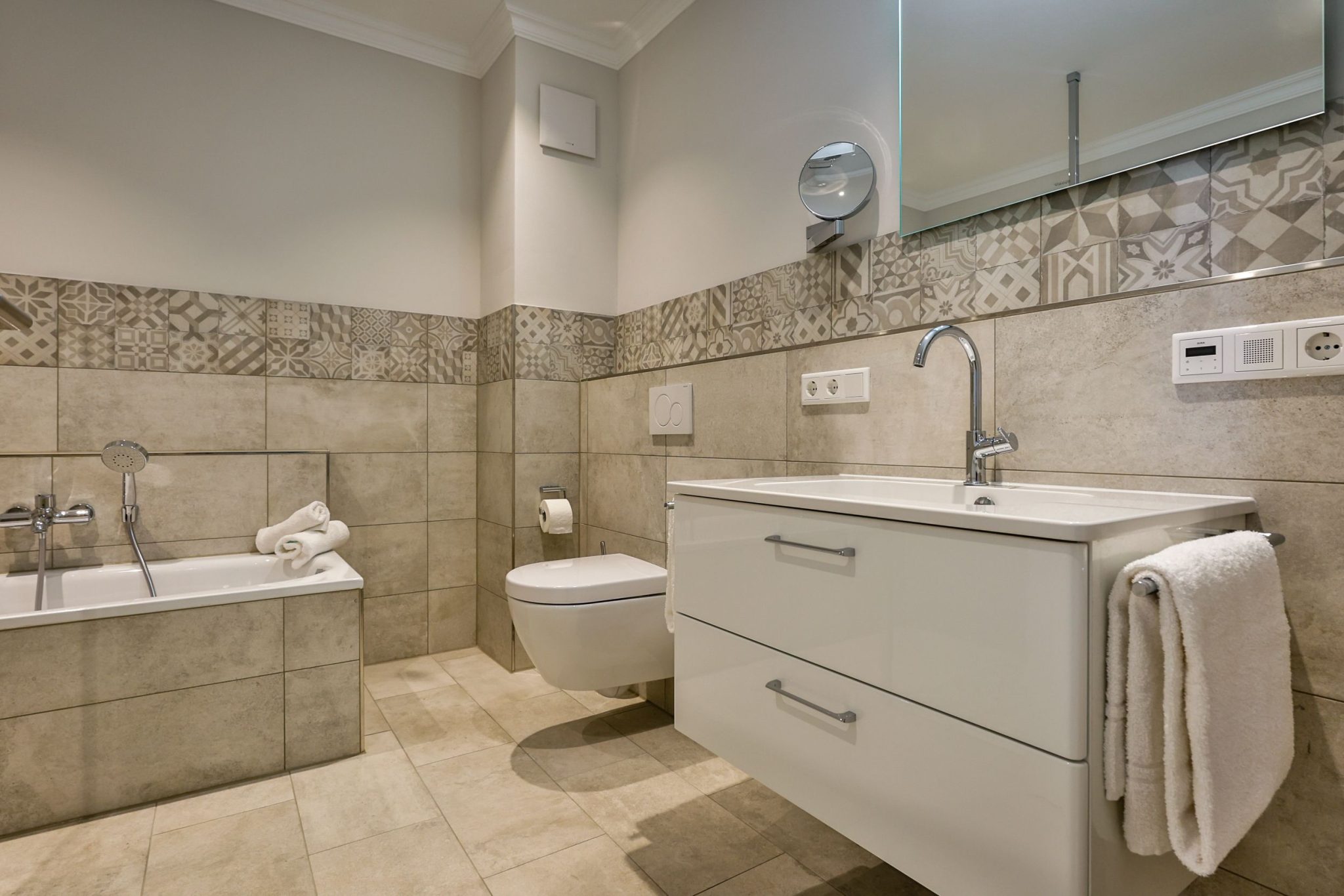 Badezimmer mit Badewanne in Ferienwohnung auf Sylt