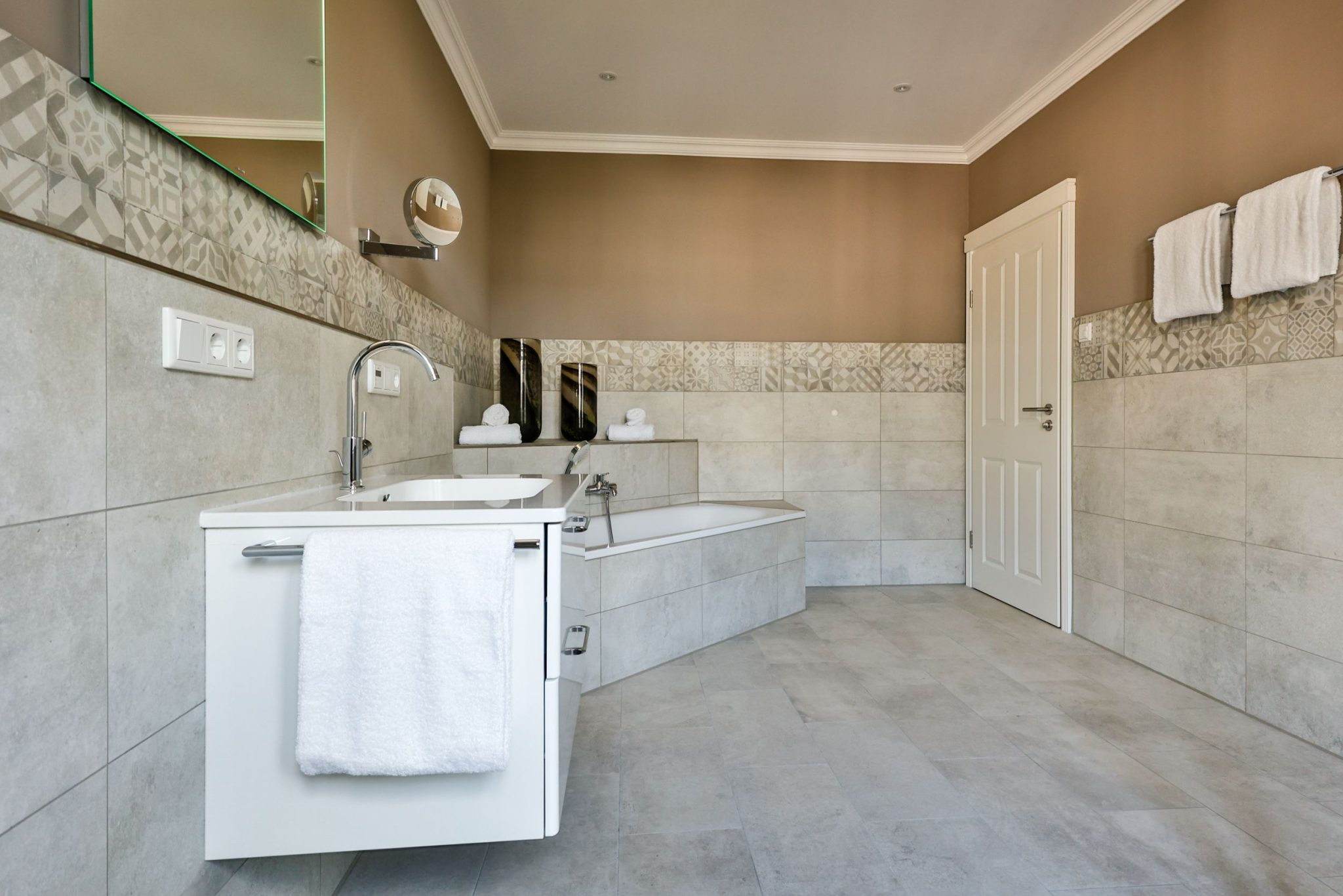 Badezimmer mit Badewanne in Ferienwohnung auf Sylt