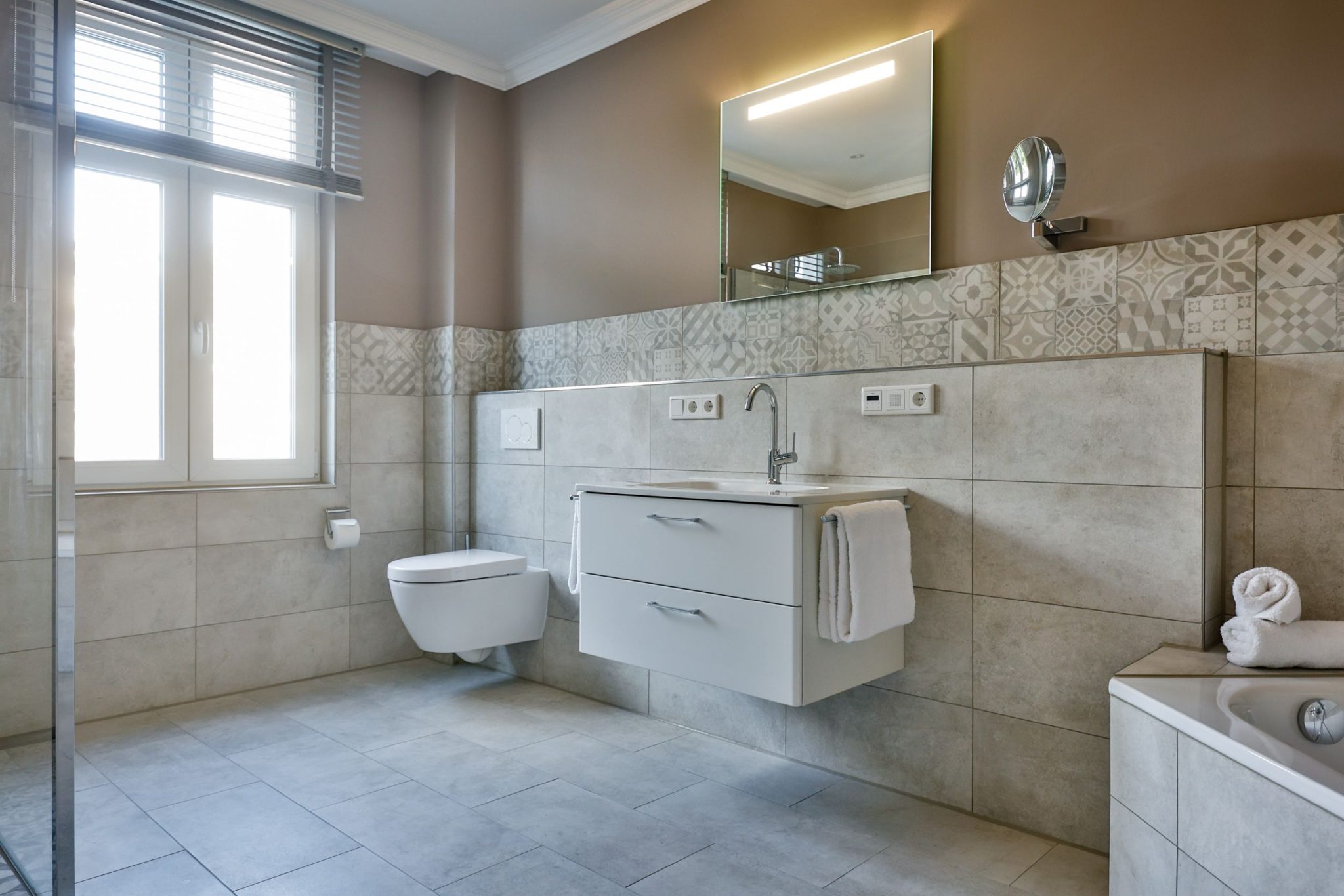 Badezimmer mit Badewanne in Ferienwohnung auf Sylt