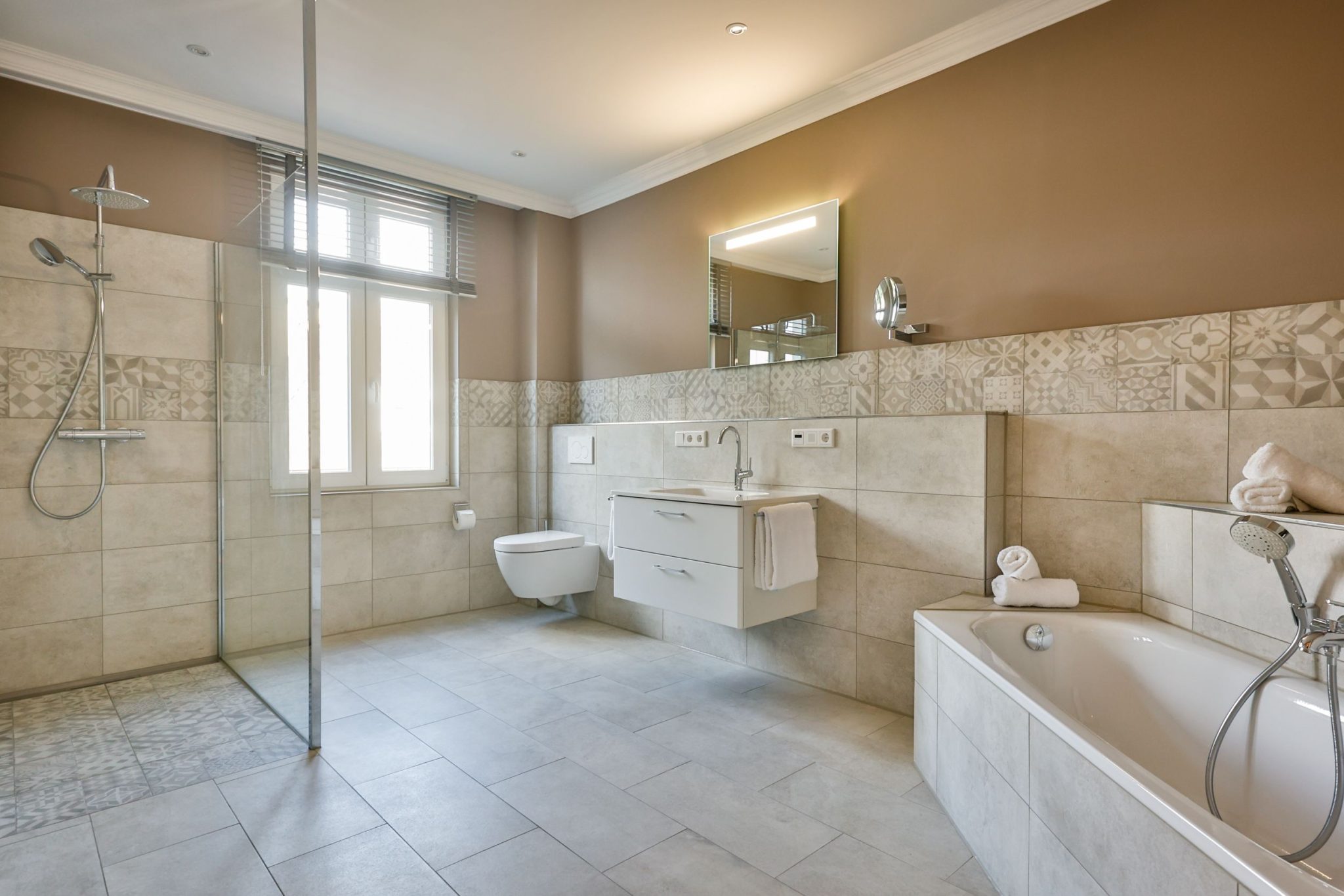 Badezimmer mit Badewanne in Ferienwohnung auf Sylt