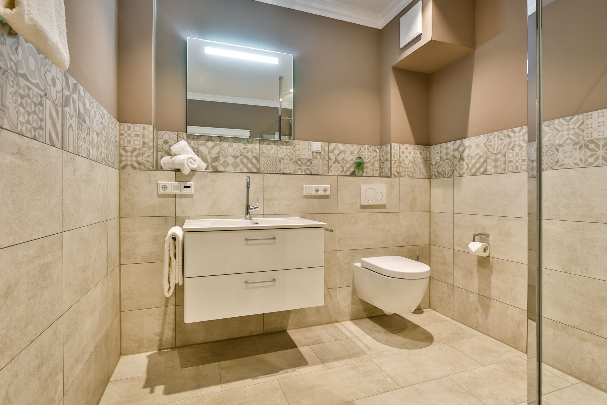 Badezimmer mit Spiegel in Ferienwohnung auf Sylt