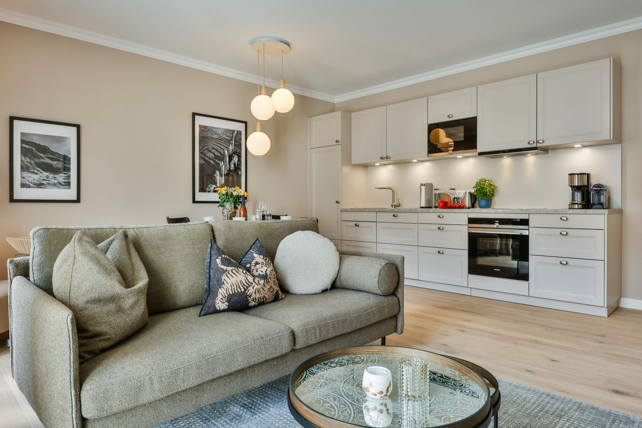 Küche und Sofa in Ferienwohnung auf Sylt