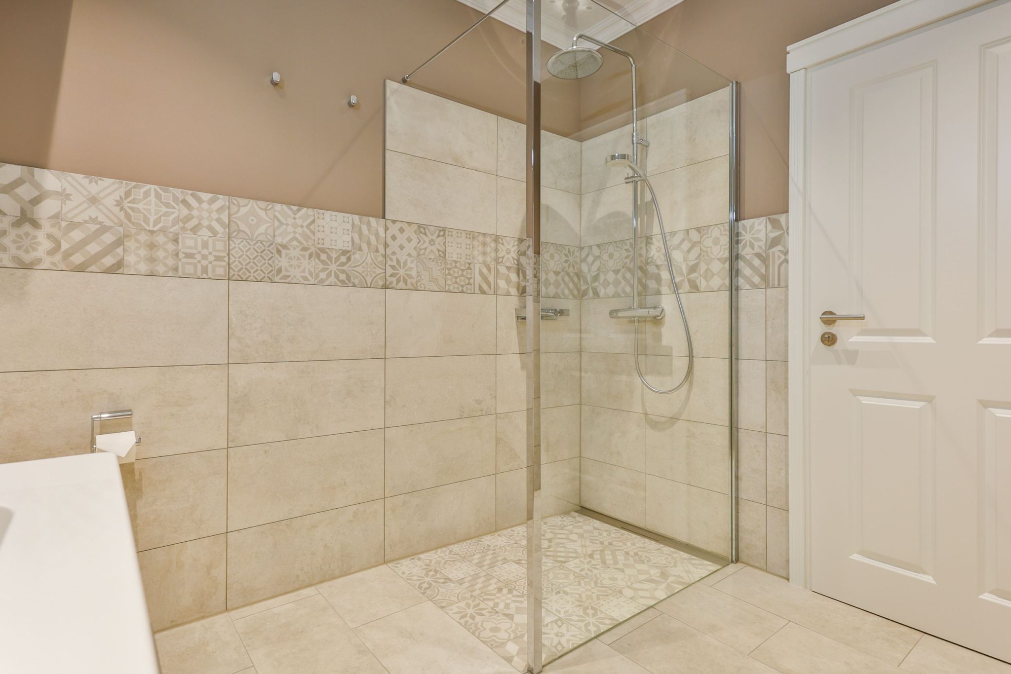 Badezimmer mit Dusche in Ferienwohnung auf Sylt