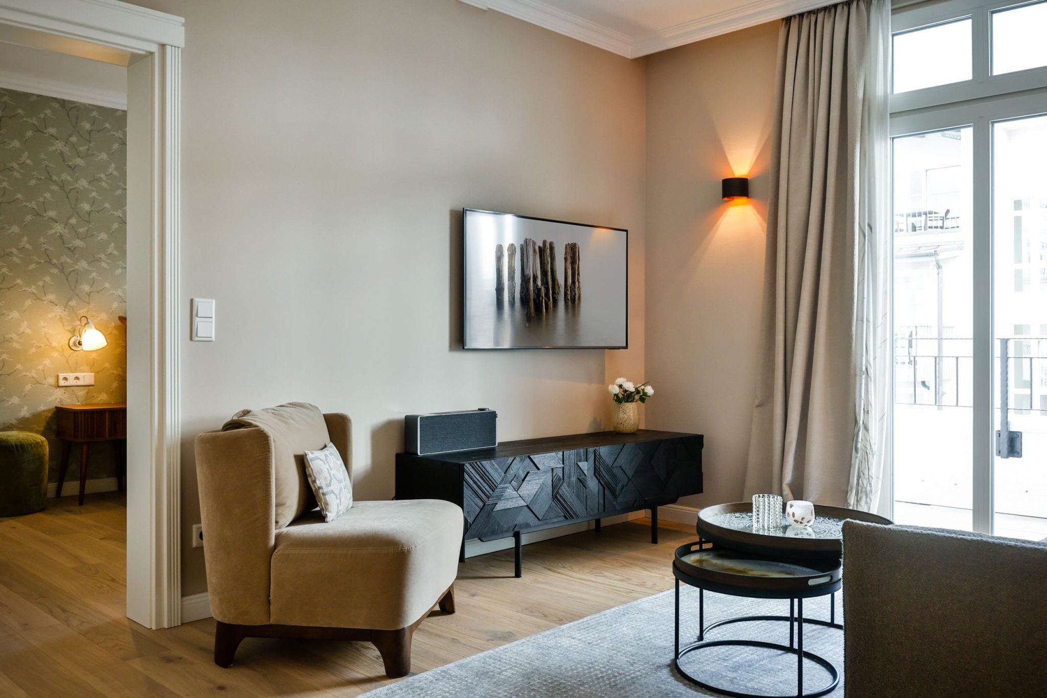Fernseher und Sofa in Ferienwohnung auf Sylt