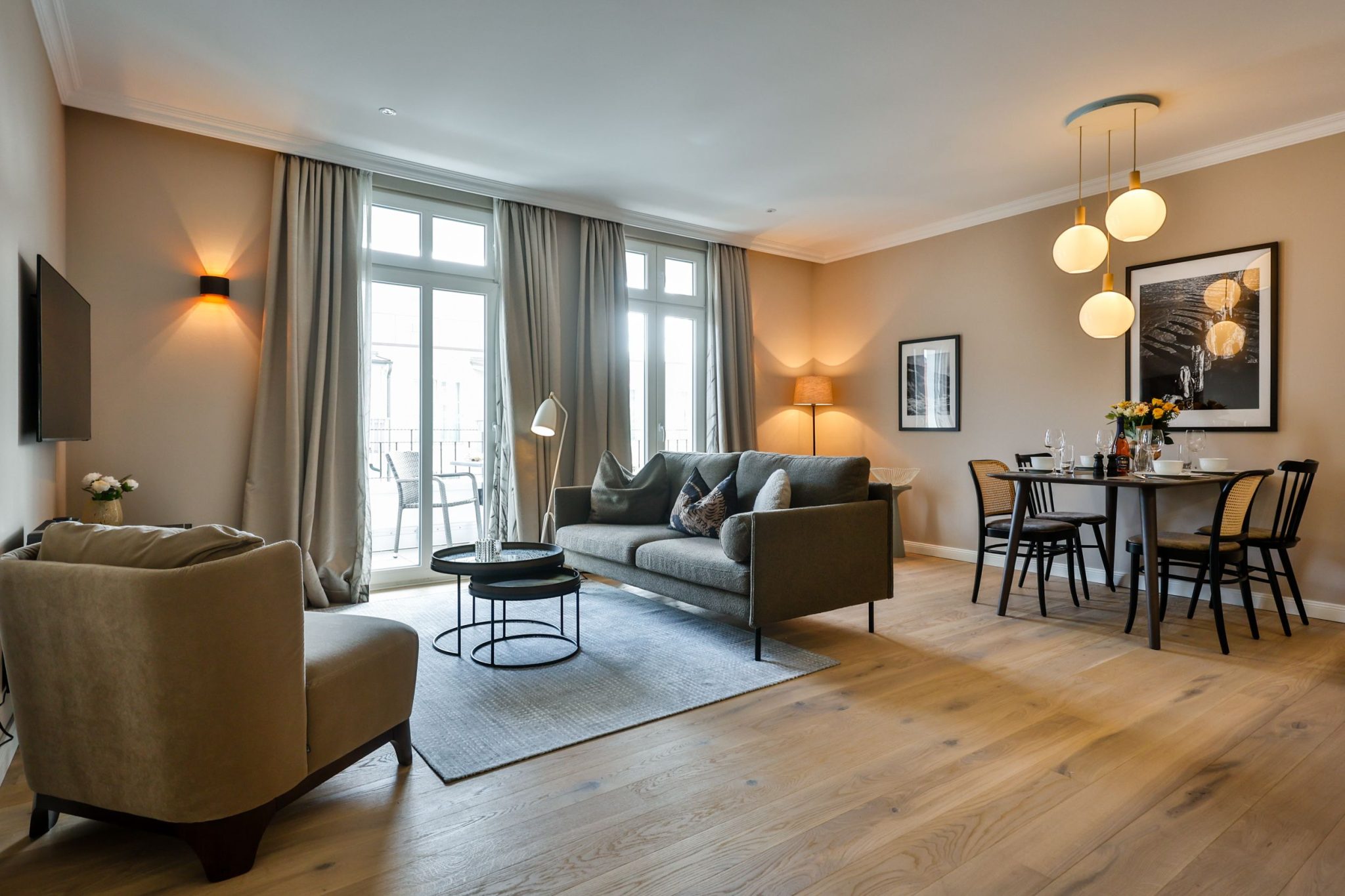 Wohnzimmer mit Sofa und Fernseher in Ferienwohnung auf Sylt