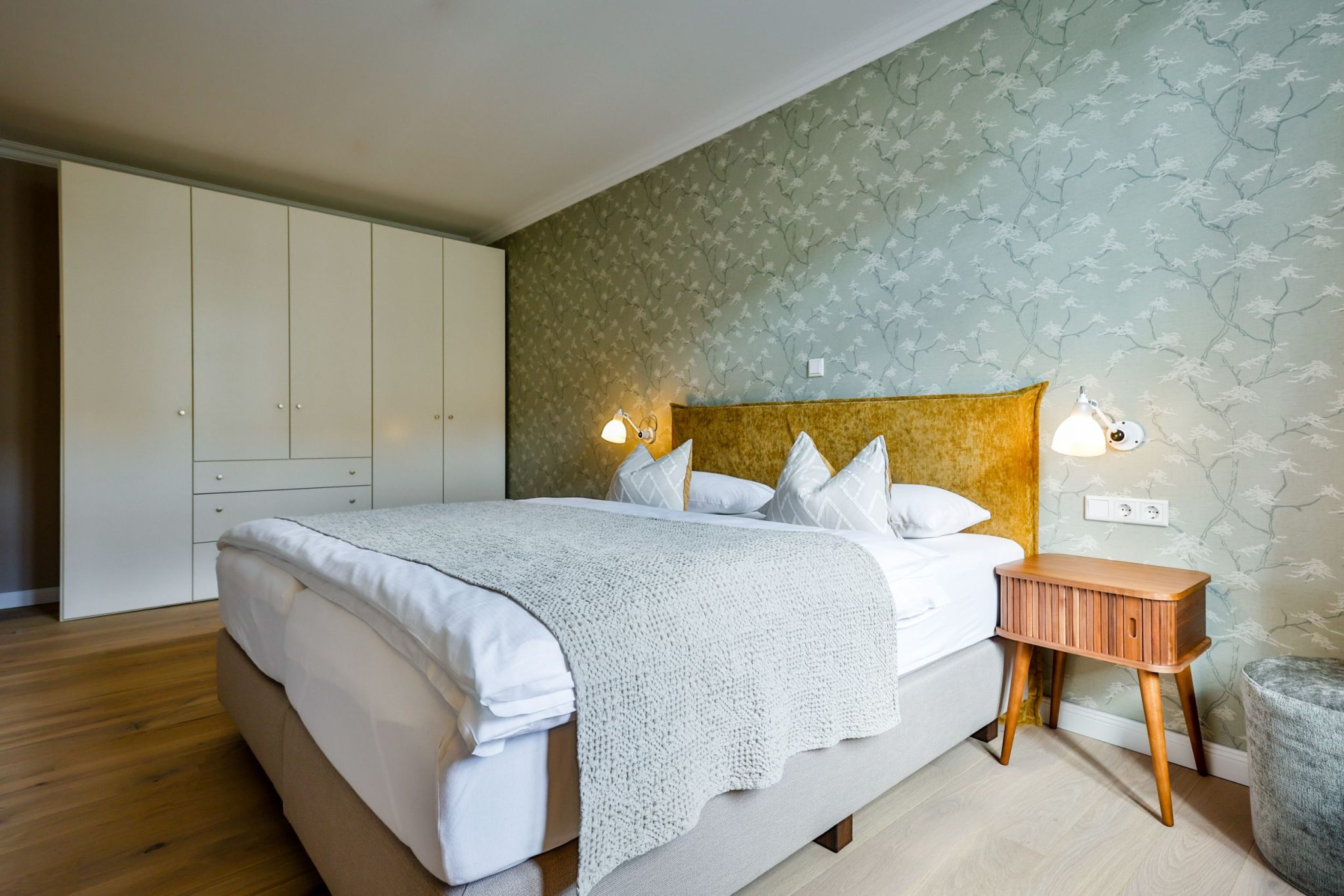 Schlafzimmer mit Doppelbett in Ferienwohnung auf Sylt