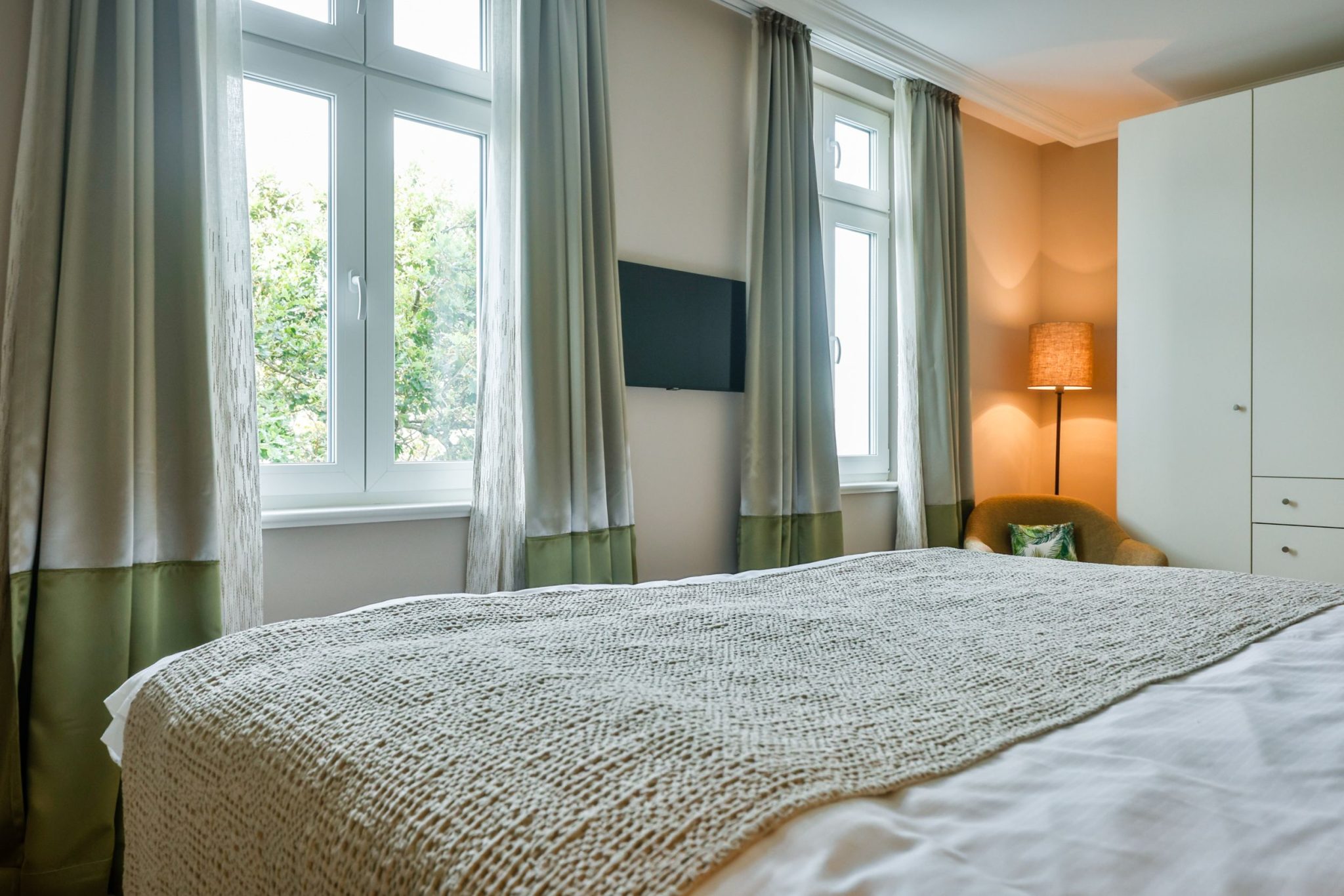 Schlafzimmer mit Fernseher in Ferienwohnung auf Sylt