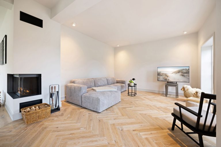 Sofa und Fernseher in Ferienwohnung auf Sylt