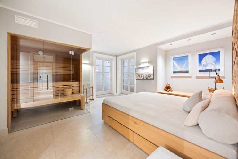 Doppelbett und Sauna in Ferienwohnung auf Sylt