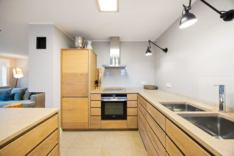 Küche mit Ofen in Ferienwohnung auf Sylt
