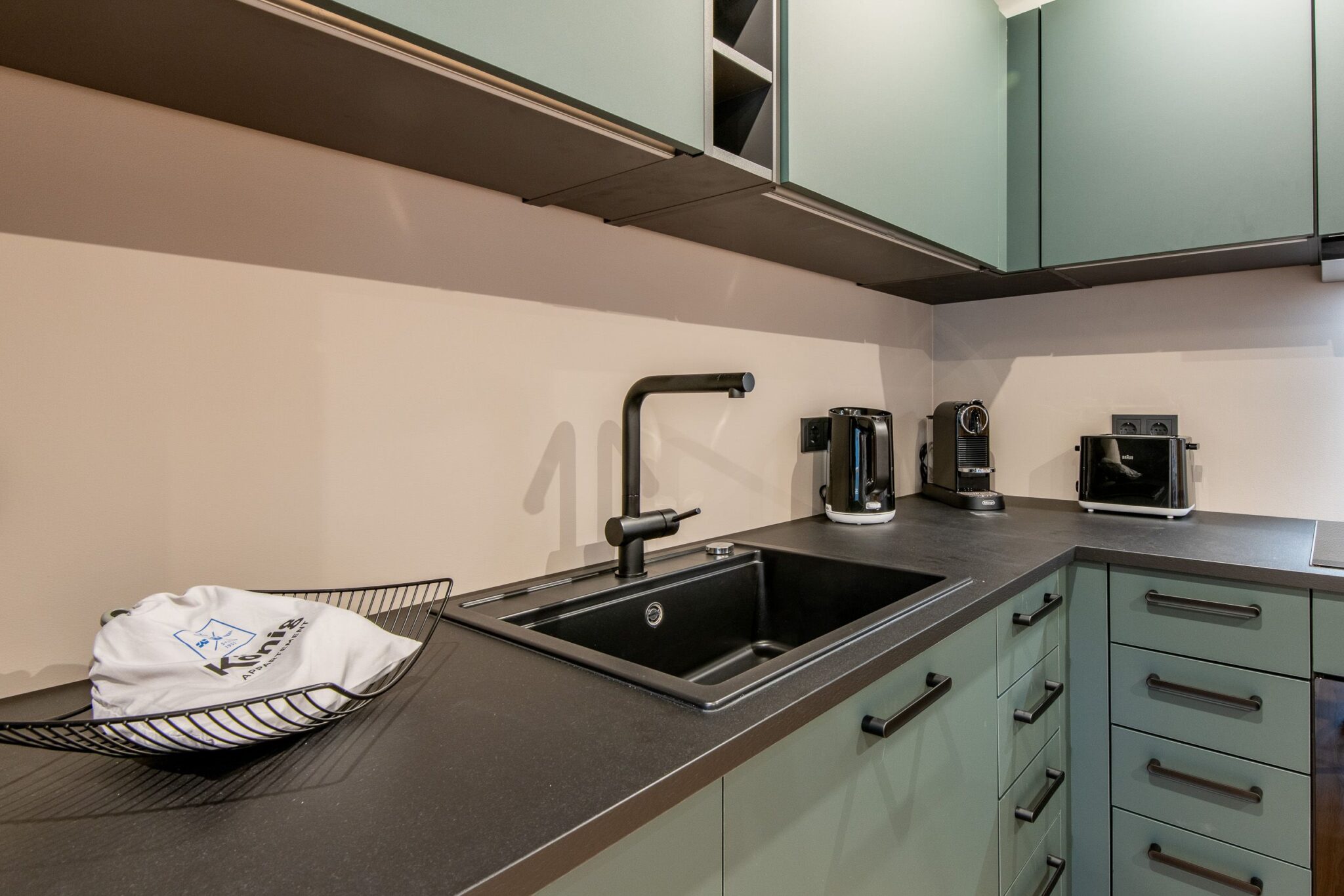 Küche mit Waschbecken in Ferienhaus auf Sylt