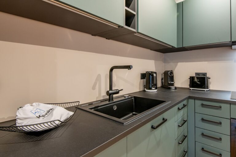 Küche mit Waschbecken in Ferienhaus auf Sylt