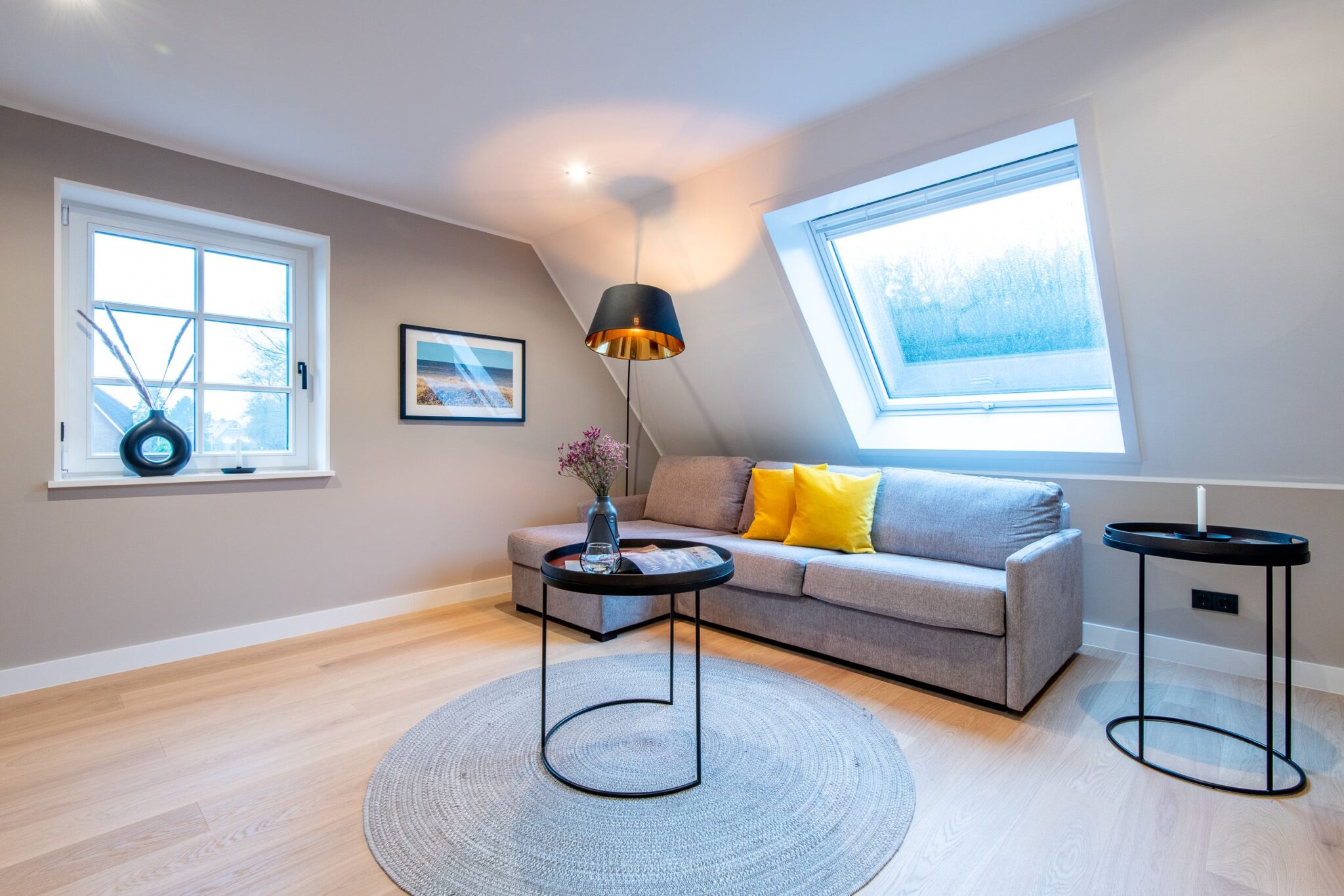 Sofa und kleine Tische in Ferienhaus auf Sylt